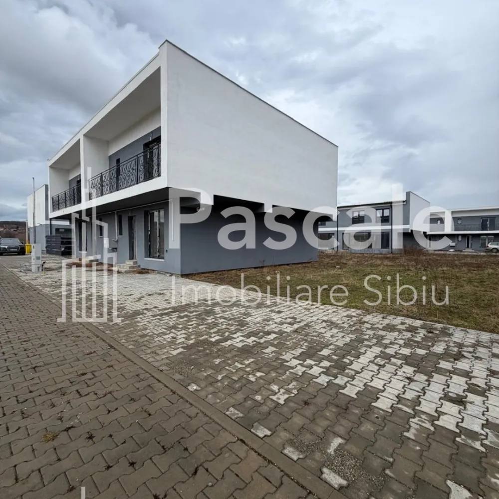 Duplex modern de vânzare – Tropinii Vechi, Rășinari | Natură, liniște și confort - Vă propunem spre vânzare un duplex elegant, situat într-o zonă exclusivistă și liniștită din Tropinii Vechi – Rășinari, ideal pentru o familie care își dorește confort, intimitate și aer curat, la doar câteva minute de Sibiu.Suprafață utilă: 101 mpCurte proprie: 299 mpLocuri de parcare: 2Compartimentare practicăParterLiving generos cu geam panoramic și acces direct în curteBucătărie separatăHolBaie cu geam pentru aerisire naturalăSpațiu de depozitareEtaj3 dormitoare luminoaseBaie cu geamBalcon cu vedere relaxantăDotăriTâmplărie termopanCentrală termică proprieCablu TV și internet DigiCurent trifazicDrum de acces cu piatră cubicăZonă aerisită, cu vecini selectațiStadiu: la gri – ideal pentru a-ți personaliza casa exact după gustul tău.Această proprietate îmbină perfect avantajele vieții la casă cu proximitatea orașului, fiind o investiție excelentă atât pentru locuire, cât și pentru viitor.