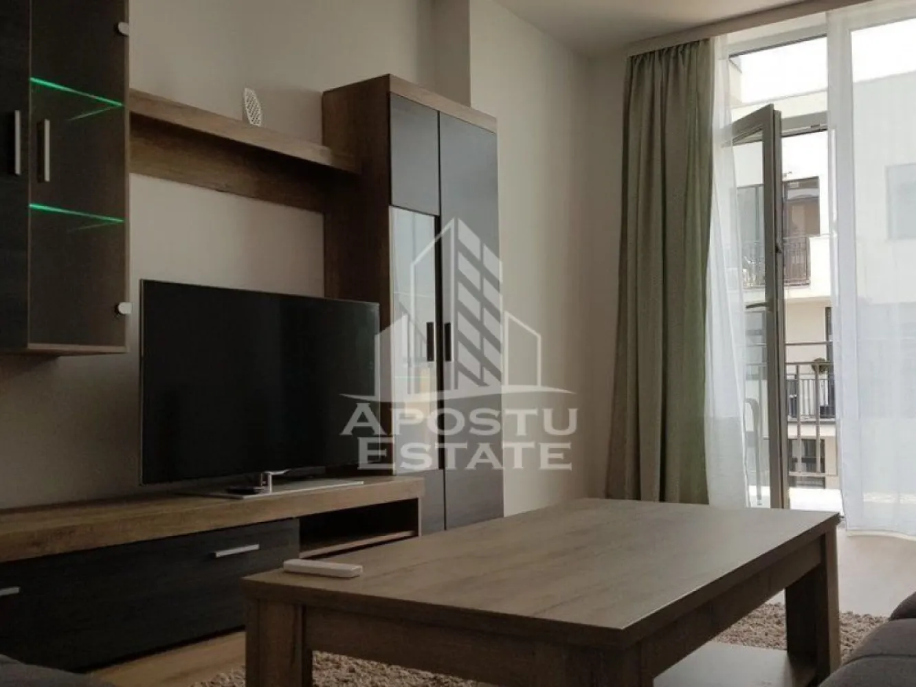 Apartament decomandat cu 2 camere in zona Circumvalatiunii, Timisoara - APOSTU ESTATE va propune spre inchiriere un apartament cu 2 camere decomandat complet mobilat si utilat situat in City of Mara. 
Imobilul este situat la etajul 4 din 8 si are 65 mp utili.
Compartimentare:
- hol acces.
- living.
- bucatarie.
- dormitor.
- baie.
- balcon 11mp
Confortul termic se realizeaza prin intermediul centralei pe imobil si al aerului conditionat.
Vecinatati:
- Lidl
- McDonalds
- Gym one 5
- Mijloace de transport in comun
Loc de parcare subteran inclus in pret!
Disponibil incepand cu 1 august!
Va asteptam cu drag la o vizionare!
ID Intern: CP1891846!