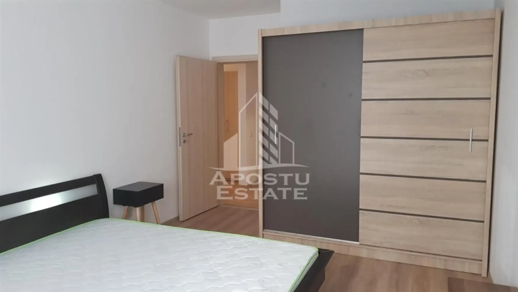 Apartament decomandat cu 2 camere in zona Circumvalatiunii, Timisoara - APOSTU ESTATE va propune spre inchiriere un apartament cu 2 camere decomandat complet mobilat si utilat situat in City of Mara. 
Imobilul este situat la etajul 4 din 8 si are 65 mp utili.
Compartimentare:
- hol acces.
- living.
- bucatarie.
- dormitor.
- baie.
- balcon 11mp
Confortul termic se realizeaza prin intermediul centralei pe imobil si al aerului conditionat.
Vecinatati:
- Lidl
- McDonalds
- Gym one 5
- Mijloace de transport in comun
Loc de parcare subteran inclus in pret!
Disponibil incepand cu 1 august!
Va asteptam cu drag la o vizionare!
ID Intern: CP1891846!