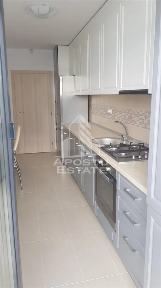 Apartament decomandat cu 2 camere in zona Circumvalatiunii, Timisoara - APOSTU ESTATE va propune spre inchiriere un apartament cu 2 camere decomandat complet mobilat si utilat situat in City of Mara. 
Imobilul este situat la etajul 4 din 8 si are 65 mp utili.
Compartimentare:
- hol acces.
- living.
- bucatarie.
- dormitor.
- baie.
- balcon 11mp
Confortul termic se realizeaza prin intermediul centralei pe imobil si al aerului conditionat.
Vecinatati:
- Lidl
- McDonalds
- Gym one 5
- Mijloace de transport in comun
Loc de parcare subteran inclus in pret!
Disponibil incepand cu 1 august!
Va asteptam cu drag la o vizionare!
ID Intern: CP1891846!