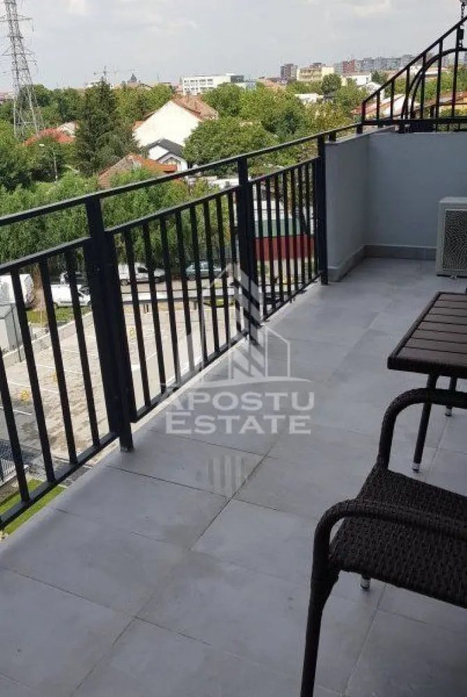 Apartament decomandat cu 2 camere in zona Circumvalatiunii, Timisoara - APOSTU ESTATE va propune spre inchiriere un apartament cu 2 camere decomandat complet mobilat si utilat situat in City of Mara. 
Imobilul este situat la etajul 4 din 8 si are 65 mp utili.
Compartimentare:
- hol acces.
- living.
- bucatarie.
- dormitor.
- baie.
- balcon 11mp
Confortul termic se realizeaza prin intermediul centralei pe imobil si al aerului conditionat.
Vecinatati:
- Lidl
- McDonalds
- Gym one 5
- Mijloace de transport in comun
Loc de parcare subteran inclus in pret!
Disponibil incepand cu 1 august!
Va asteptam cu drag la o vizionare!
ID Intern: CP1891846!