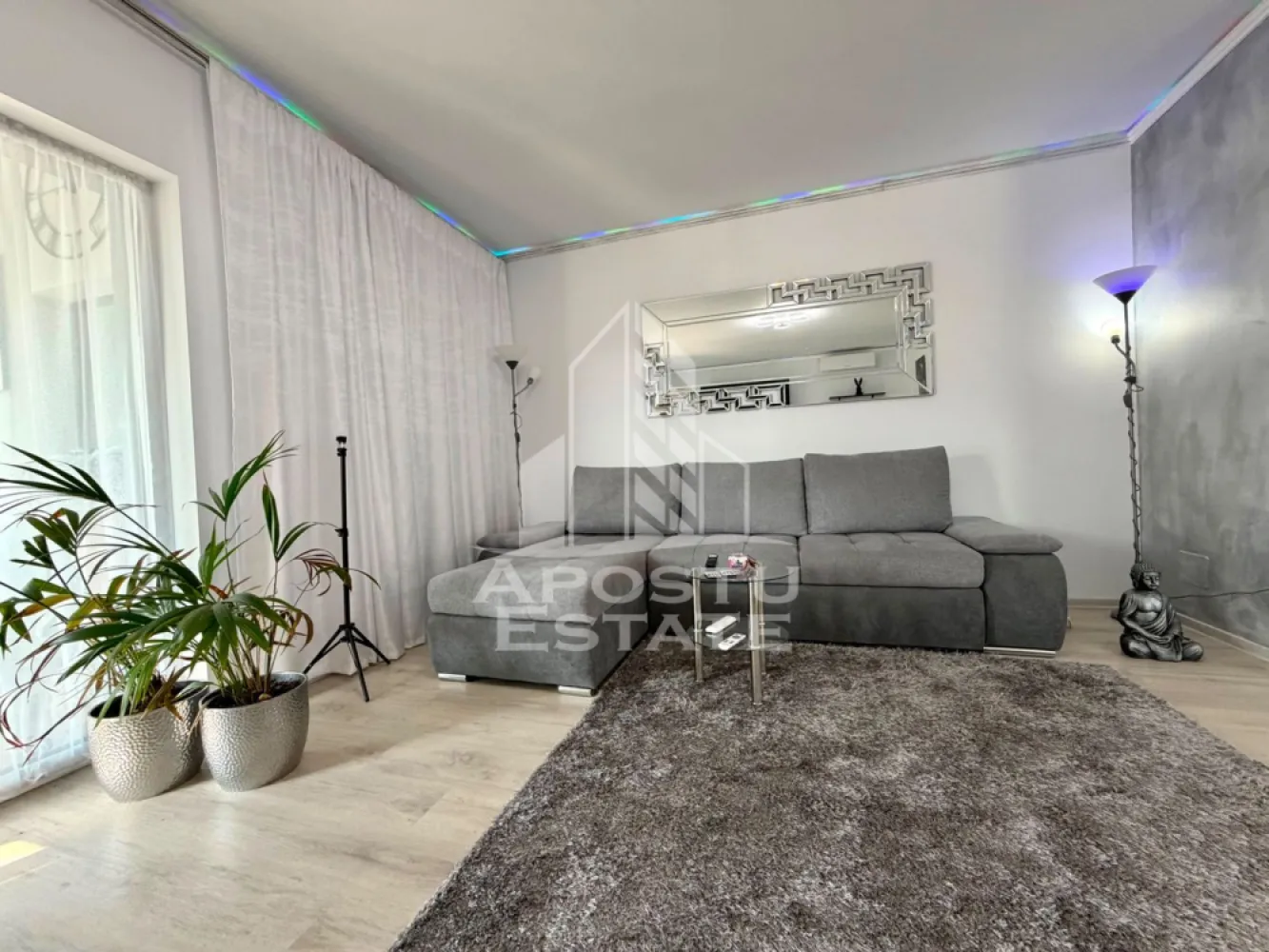 Casa de vanzare P+E, 5 camere, Utvin, Timis - Agentia imobiliara APOSTU ESTATE va propune spre vanzare un duplex P+M, situata in judetul Timis, localitatea Utvin, in vatra veche a satului, intr-o zona deosebita si linistita, cu acces facil pe strada asfaltata si toate utilitatile disponibile: gaz, apa, canalizare, fibra optica si iluminat public.
Proprietatea are o suprafata utila de 118 mp si un teren de 250 mp. 
Casa este compartimentata astfel:
Compartimentare parter:
- Hol de acces
- Living generos open space cu zona de bucatarie
- Dormitor complet mobilat 
- Baie cu dus 
- Terasa inchisa
Compartimentare etaj:
- Hol de acces
- 2 Dormitoare
- Dresing 
- Baie cu cada 
Casa dispune de toate utilitatile racordate si ofera confort pe tot parcursul anului, fiind ideala pentru o familie care isi doreste spatiu, intimitate si acces facil spre Timisoara.
Agentia imobiliara Apostu Estate va ofera consultanta bancara gratuita prin intermediul colaboratorilor nostri, pentru alegerea celei mai potrivite solutii de finantare.
Va asteptam cu drag la o vizionare!
ID intern: CP3192855.
