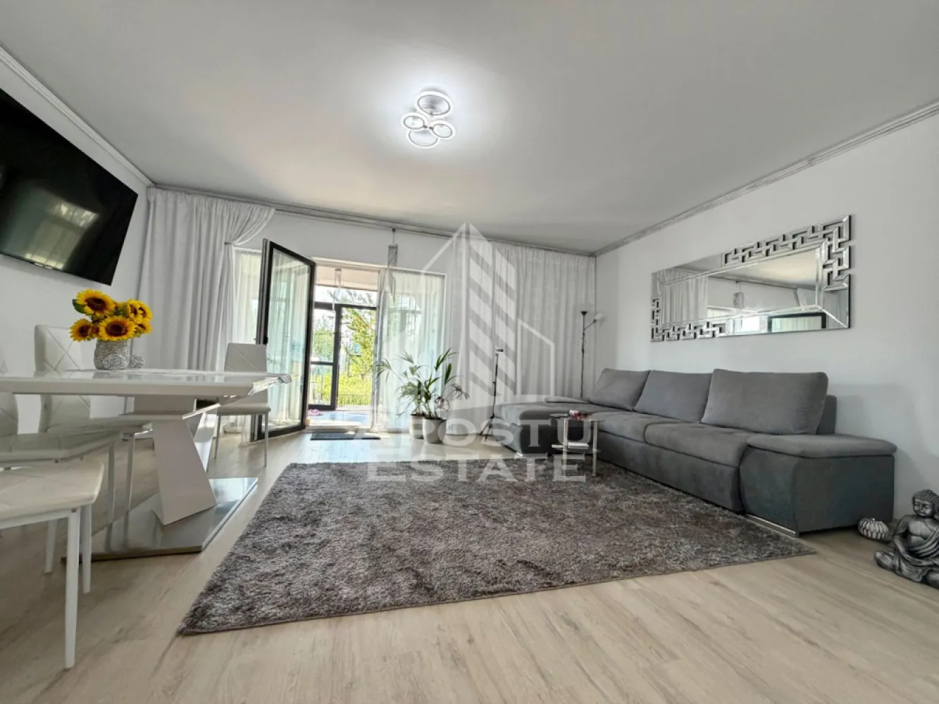 Casa de vanzare P+E, 5 camere, Utvin, Timis - Agentia imobiliara APOSTU ESTATE va propune spre vanzare un duplex P+M, situata in judetul Timis, localitatea Utvin, in vatra veche a satului, intr-o zona deosebita si linistita, cu acces facil pe strada asfaltata si toate utilitatile disponibile: gaz, apa, canalizare, fibra optica si iluminat public.
Proprietatea are o suprafata utila de 118 mp si un teren de 250 mp. 
Casa este compartimentata astfel:
Compartimentare parter:
- Hol de acces
- Living generos open space cu zona de bucatarie
- Dormitor complet mobilat 
- Baie cu dus 
- Terasa inchisa
Compartimentare etaj:
- Hol de acces
- 2 Dormitoare
- Dresing 
- Baie cu cada 
Casa dispune de toate utilitatile racordate si ofera confort pe tot parcursul anului, fiind ideala pentru o familie care isi doreste spatiu, intimitate si acces facil spre Timisoara.
Agentia imobiliara Apostu Estate va ofera consultanta bancara gratuita prin intermediul colaboratorilor nostri, pentru alegerea celei mai potrivite solutii de finantare.
Va asteptam cu drag la o vizionare!
ID intern: CP3192855.
