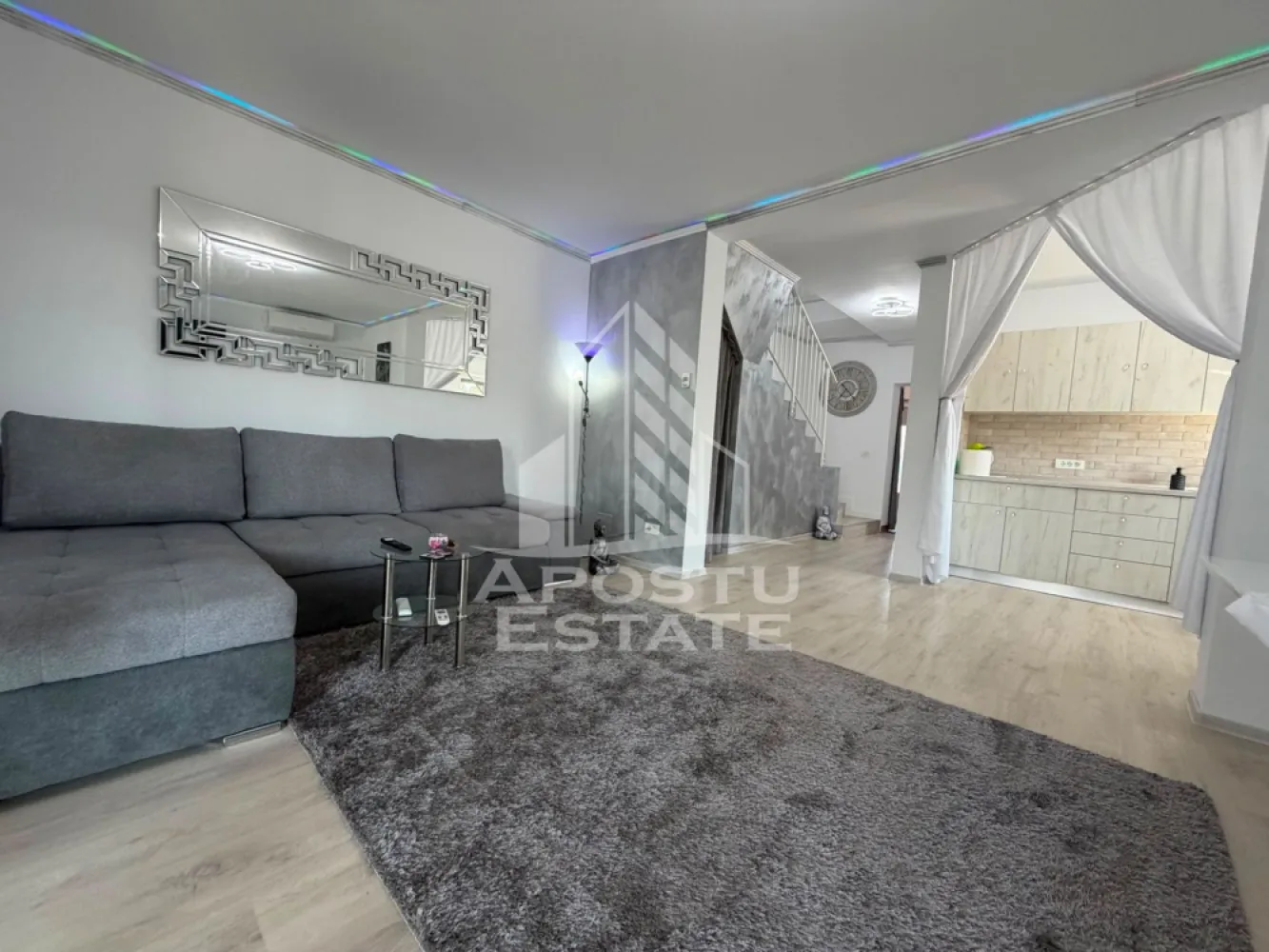 Casa de vanzare P+E, 5 camere, Utvin, Timis - Agentia imobiliara APOSTU ESTATE va propune spre vanzare un duplex P+M, situata in judetul Timis, localitatea Utvin, in vatra veche a satului, intr-o zona deosebita si linistita, cu acces facil pe strada asfaltata si toate utilitatile disponibile: gaz, apa, canalizare, fibra optica si iluminat public.
Proprietatea are o suprafata utila de 118 mp si un teren de 250 mp. 
Casa este compartimentata astfel:
Compartimentare parter:
- Hol de acces
- Living generos open space cu zona de bucatarie
- Dormitor complet mobilat 
- Baie cu dus 
- Terasa inchisa
Compartimentare etaj:
- Hol de acces
- 2 Dormitoare
- Dresing 
- Baie cu cada 
Casa dispune de toate utilitatile racordate si ofera confort pe tot parcursul anului, fiind ideala pentru o familie care isi doreste spatiu, intimitate si acces facil spre Timisoara.
Agentia imobiliara Apostu Estate va ofera consultanta bancara gratuita prin intermediul colaboratorilor nostri, pentru alegerea celei mai potrivite solutii de finantare.
Va asteptam cu drag la o vizionare!
ID intern: CP3192855.
