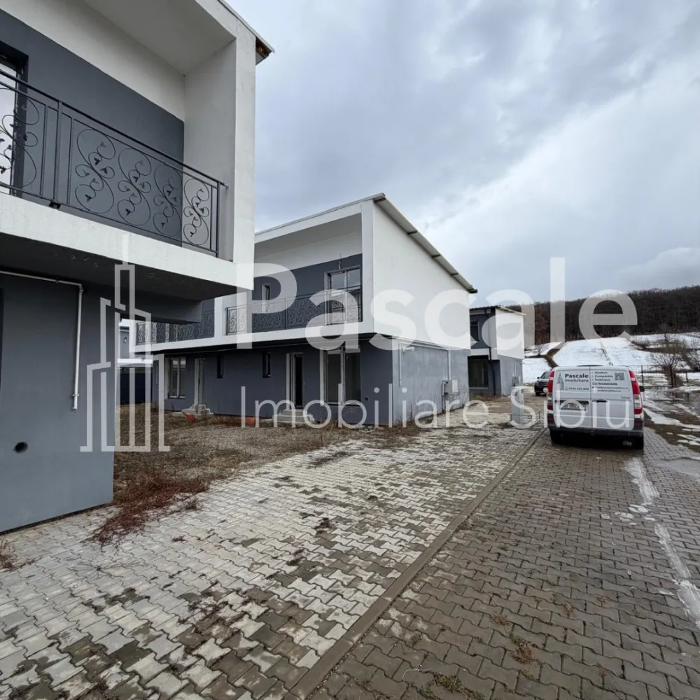 Duplex modern de vânzare – Tropinii Vechi, Rășinari | Natură, liniște și confort - Vă propunem spre vânzare un duplex elegant, situat într-o zonă exclusivistă și liniștită din Tropinii Vechi – Rășinari, ideal pentru o familie care își dorește confort, intimitate și aer curat, la doar câteva minute de Sibiu.Suprafață utilă: 101 mpCurte proprie: 299 mpLocuri de parcare: 2Compartimentare practicăParterLiving generos cu geam panoramic și acces direct în curteBucătărie separatăHolBaie cu geam pentru aerisire naturalăSpațiu de depozitareEtaj3 dormitoare luminoaseBaie cu geamBalcon cu vedere relaxantăDotăriTâmplărie termopanCentrală termică proprieCablu TV și internet DigiCurent trifazicDrum de acces cu piatră cubicăZonă aerisită, cu vecini selectațiStadiu: la gri – ideal pentru a-ți personaliza casa exact după gustul tău.Această proprietate îmbină perfect avantajele vieții la casă cu proximitatea orașului, fiind o investiție excelentă atât pentru locuire, cât și pentru viitor.