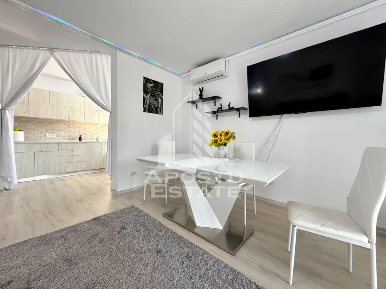 Casa de vanzare P+E, 5 camere, Utvin, Timis - Agentia imobiliara APOSTU ESTATE va propune spre vanzare un duplex P+M, situata in judetul Timis, localitatea Utvin, in vatra veche a satului, intr-o zona deosebita si linistita, cu acces facil pe strada asfaltata si toate utilitatile disponibile: gaz, apa, canalizare, fibra optica si iluminat public.
Proprietatea are o suprafata utila de 118 mp si un teren de 250 mp. 
Casa este compartimentata astfel:
Compartimentare parter:
- Hol de acces
- Living generos open space cu zona de bucatarie
- Dormitor complet mobilat 
- Baie cu dus 
- Terasa inchisa
Compartimentare etaj:
- Hol de acces
- 2 Dormitoare
- Dresing 
- Baie cu cada 
Casa dispune de toate utilitatile racordate si ofera confort pe tot parcursul anului, fiind ideala pentru o familie care isi doreste spatiu, intimitate si acces facil spre Timisoara.
Agentia imobiliara Apostu Estate va ofera consultanta bancara gratuita prin intermediul colaboratorilor nostri, pentru alegerea celei mai potrivite solutii de finantare.
Va asteptam cu drag la o vizionare!
ID intern: CP3192855.
