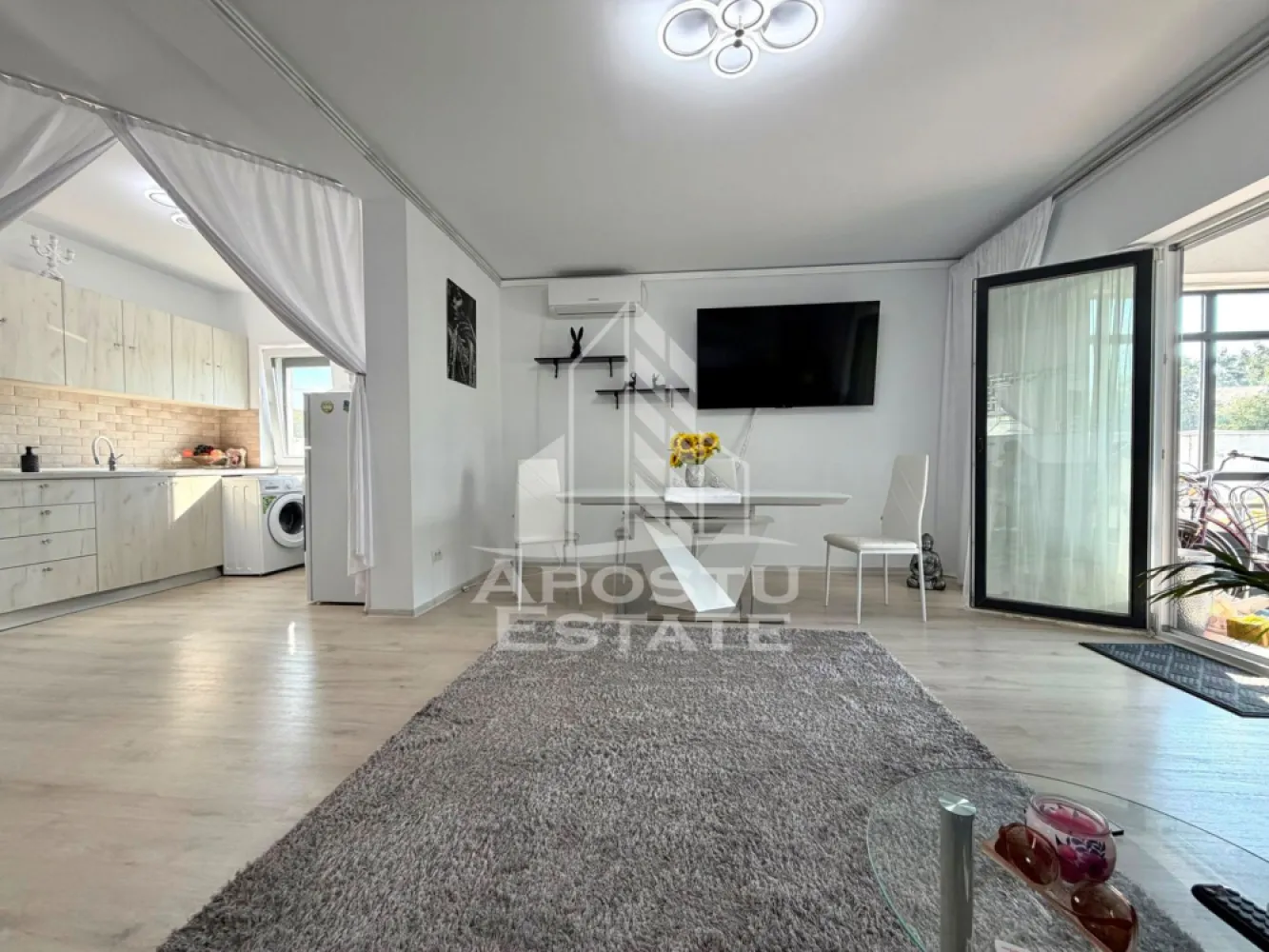 Casa de vanzare P+E, 5 camere, Utvin, Timis - Agentia imobiliara APOSTU ESTATE va propune spre vanzare un duplex P+M, situata in judetul Timis, localitatea Utvin, in vatra veche a satului, intr-o zona deosebita si linistita, cu acces facil pe strada asfaltata si toate utilitatile disponibile: gaz, apa, canalizare, fibra optica si iluminat public.
Proprietatea are o suprafata utila de 118 mp si un teren de 250 mp. 
Casa este compartimentata astfel:
Compartimentare parter:
- Hol de acces
- Living generos open space cu zona de bucatarie
- Dormitor complet mobilat 
- Baie cu dus 
- Terasa inchisa
Compartimentare etaj:
- Hol de acces
- 2 Dormitoare
- Dresing 
- Baie cu cada 
Casa dispune de toate utilitatile racordate si ofera confort pe tot parcursul anului, fiind ideala pentru o familie care isi doreste spatiu, intimitate si acces facil spre Timisoara.
Agentia imobiliara Apostu Estate va ofera consultanta bancara gratuita prin intermediul colaboratorilor nostri, pentru alegerea celei mai potrivite solutii de finantare.
Va asteptam cu drag la o vizionare!
ID intern: CP3192855.