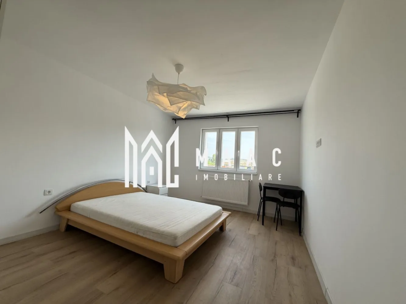 Apartament 2 camere | Etaj 2 | Bloc cu lift | Lazaret - MAAC Imobiliare vă propune spre inchiriere un apartament dintr-un proiect rezidențial modern, situat în zona Lazaret, ideal pentru locuit sau investiție.

Caracteristici:
Suprafață utilă: 42 mp
Situat etajul 2
Bloc cu regim de înălțime P+4 etaje
Imobil izolat termic
Dotat cu lift
Încălzire prin calorifere, cu centrală termică proprie
Toate instalațiile electrice și sanitare sunt noi

Compartimentare:
Hol de intrare
Zonă de bucătărie open space cu living, spațiu luminos și modern
Hol secundar
Baie dotată cu cabină de duș
Dormitor matrimonial bine delimitat

La închiriere se solicită plata unei luni de chirie în avans, precum și o garanție echivalentă cu o lună de chirie.

Avantaje:
Apartament nou, gata de mutare
Finisaje moderne și materiale de calitate
Ideal atât pentru locuință personală, cât și pentru investiție.

Pentru mai multe detalii precizati telefonic ca ati vazut anuntul cu ID: CP3013387