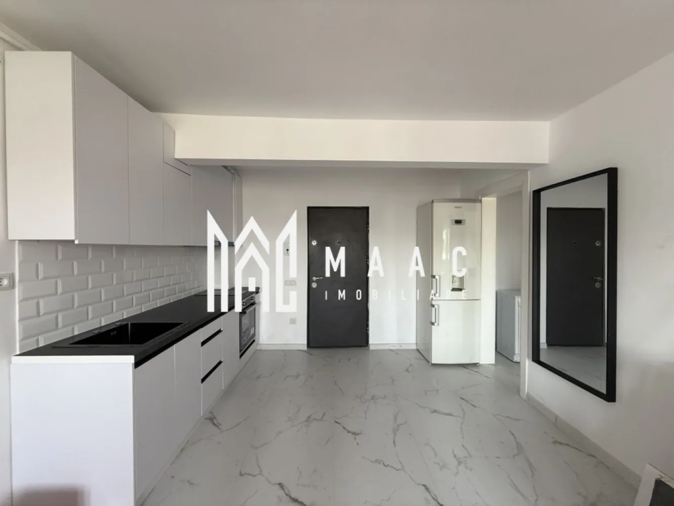 Apartament 2 camere | Etaj 2 | Bloc cu lift | Lazaret - MAAC Imobiliare vă propune spre inchiriere un apartament dintr-un proiect rezidențial modern, situat în zona Lazaret, ideal pentru locuit sau investiție.

Caracteristici:
Suprafață utilă: 42 mp
Situat etajul 2
Bloc cu regim de înălțime P+4 etaje
Imobil izolat termic
Dotat cu lift
Încălzire prin calorifere, cu centrală termică proprie
Toate instalațiile electrice și sanitare sunt noi

Compartimentare:
Hol de intrare
Zonă de bucătărie open space cu living, spațiu luminos și modern
Hol secundar
Baie dotată cu cabină de duș
Dormitor matrimonial bine delimitat

La închiriere se solicită plata unei luni de chirie în avans, precum și o garanție echivalentă cu o lună de chirie.

Avantaje:
Apartament nou, gata de mutare
Finisaje moderne și materiale de calitate
Ideal atât pentru locuință personală, cât și pentru investiție.

Pentru mai multe detalii precizati telefonic ca ati vazut anuntul cu ID: CP3013387
