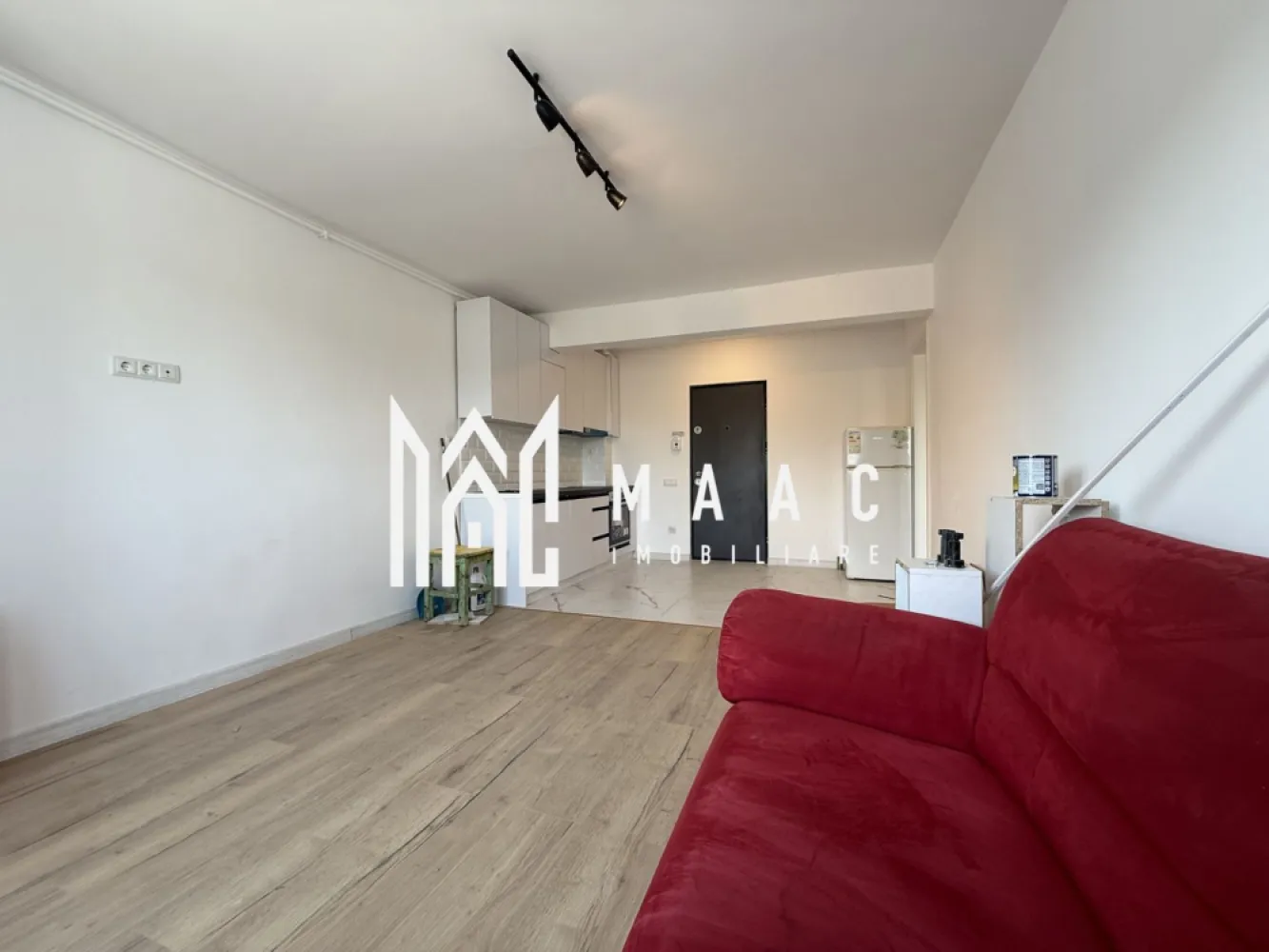 Apartament 2 camere | Etaj 2 | Bloc cu lift | Lazaret - MAAC Imobiliare vă propune spre inchiriere un apartament dintr-un proiect rezidențial modern, situat în zona Lazaret, ideal pentru locuit sau investiție.

Caracteristici:
Suprafață utilă: 42 mp
Situat etajul 2
Bloc cu regim de înălțime P+4 etaje
Imobil izolat termic
Dotat cu lift
Încălzire prin calorifere, cu centrală termică proprie
Toate instalațiile electrice și sanitare sunt noi

Compartimentare:
Hol de intrare
Zonă de bucătărie open space cu living, spațiu luminos și modern
Hol secundar
Baie dotată cu cabină de duș
Dormitor matrimonial bine delimitat

La închiriere se solicită plata unei luni de chirie în avans, precum și o garanție echivalentă cu o lună de chirie.

Avantaje:
Apartament nou, gata de mutare
Finisaje moderne și materiale de calitate
Ideal atât pentru locuință personală, cât și pentru investiție.

Pentru mai multe detalii precizati telefonic ca ati vazut anuntul cu ID: CP3013387