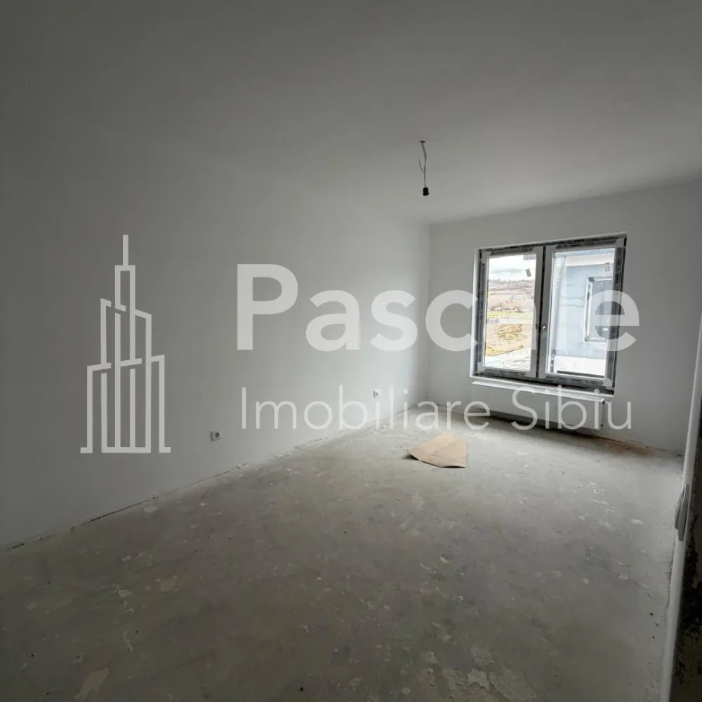 Duplex modern de vânzare – Tropinii Vechi, Rășinari | Natură, liniște și confort - Vă propunem spre vânzare un duplex elegant, situat într-o zonă exclusivistă și liniștită din Tropinii Vechi – Rășinari, ideal pentru o familie care își dorește confort, intimitate și aer curat, la doar câteva minute de Sibiu.Suprafață utilă: 101 mpCurte proprie: 299 mpLocuri de parcare: 2Compartimentare practicăParterLiving generos cu geam panoramic și acces direct în curteBucătărie separatăHolBaie cu geam pentru aerisire naturalăSpațiu de depozitareEtaj3 dormitoare luminoaseBaie cu geamBalcon cu vedere relaxantăDotăriTâmplărie termopanCentrală termică proprieCablu TV și internet DigiCurent trifazicDrum de acces cu piatră cubicăZonă aerisită, cu vecini selectațiStadiu: la gri – ideal pentru a-ți personaliza casa exact după gustul tău.Această proprietate îmbină perfect avantajele vieții la casă cu proximitatea orașului, fiind o investiție excelentă atât pentru locuire, cât și pentru viitor.