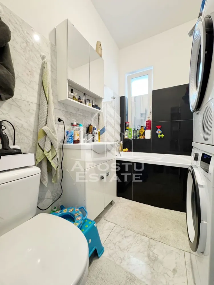 Apartament 2 camere de vanzare, 53mp utili + 8 mp balcon -Giroc - Agentia imobiliara APOSTU ESTATE va propune spre vanzare in exclusivitate un apartament cu 2 camere decomandat, pozitionat excelent in Giroc, judetul Timis.
Drumul de acces spre imobil este asfaltat. In apropiere se afla magazine si supermarket-uri precum Lidl, Profi, Mega Image, Penny, Scoala, Gradinita la o distanta de 5 minute, acces facil la mijloace de transport in comun.

Apartamentul se vinde complet mobilat si utilat, precum se observa in imagini.
Imobilul dispune de o suprafata de 53 mp utili + 8 mp balcon inchis si este situat la parter.

Compartimentare:

- hol acces.
- debara.
- dormitor cu dressing.
- bucatarie.
- baie cu geam si cada.
- living.
- balcon.

Detalii tehnice:

- constructie realizata in anul 2021 din caramida Porotherm.
- exterior izolat cu polistiren de 10 cm eps 80.
- pereti despartitori complet din caramida (fara rigips) tencuiti mecanizat finisati cu glet si vopsea lavabila.
- geamuri tripan cu izolare fonica si termica superioara, foarte mari si luminoase.
- centrala proprie pe gaz, sistem eficient de incalzire prin pardoseala.
- usa acces securizata, usi interioare MDF.
- electrocasnice in stare perfecta de functionare.
- 1 loc de parcare in CF.

Utilitati complete: curent, apa de la retea, canalizare, gaz, internet prin fibra optica, cablu TV.

Pret: 95.000 Euro
Pentru mai multe detalii nu ezitati sa ne contactati!

Acceptam orice fel de credit bancar. Oferim consultanta si solutii financiare prin colaboratorii nostri pentru a obtine cel mai avantajos credit Ipotecar sau Noua Casa.

Va asteptam cu drag la o vizionare chiar astazi!
CP 3193927