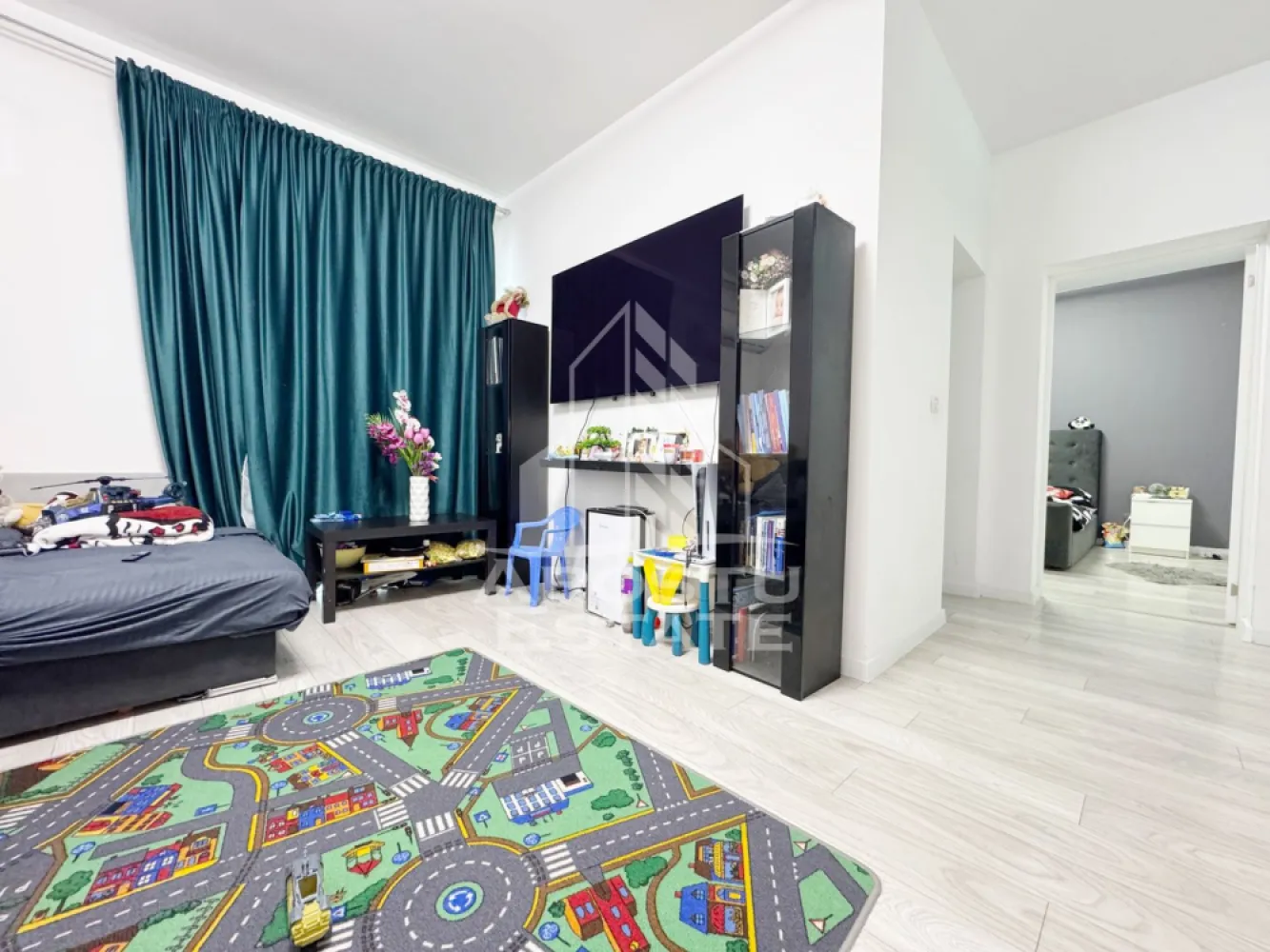 Apartament 2 camere de vanzare, 53mp utili + 8 mp balcon -Giroc - Agentia imobiliara APOSTU ESTATE va propune spre vanzare in exclusivitate un apartament cu 2 camere decomandat, pozitionat excelent in Giroc, judetul Timis.
Drumul de acces spre imobil este asfaltat. In apropiere se afla magazine si supermarket-uri precum Lidl, Profi, Mega Image, Penny, Scoala, Gradinita la o distanta de 5 minute, acces facil la mijloace de transport in comun.

Apartamentul se vinde complet mobilat si utilat, precum se observa in imagini.
Imobilul dispune de o suprafata de 53 mp utili + 8 mp balcon inchis si este situat la parter.

Compartimentare:

- hol acces.
- debara.
- dormitor cu dressing.
- bucatarie.
- baie cu geam si cada.
- living.
- balcon.

Detalii tehnice:

- constructie realizata in anul 2021 din caramida Porotherm.
- exterior izolat cu polistiren de 10 cm eps 80.
- pereti despartitori complet din caramida (fara rigips) tencuiti mecanizat finisati cu glet si vopsea lavabila.
- geamuri tripan cu izolare fonica si termica superioara, foarte mari si luminoase.
- centrala proprie pe gaz, sistem eficient de incalzire prin pardoseala.
- usa acces securizata, usi interioare MDF.
- electrocasnice in stare perfecta de functionare.
- 1 loc de parcare in CF.

Utilitati complete: curent, apa de la retea, canalizare, gaz, internet prin fibra optica, cablu TV.

Pret: 95.000 Euro
Pentru mai multe detalii nu ezitati sa ne contactati!

Acceptam orice fel de credit bancar. Oferim consultanta si solutii financiare prin colaboratorii nostri pentru a obtine cel mai avantajos credit Ipotecar sau Noua Casa.

Va asteptam cu drag la o vizionare chiar astazi!
CP 3193927