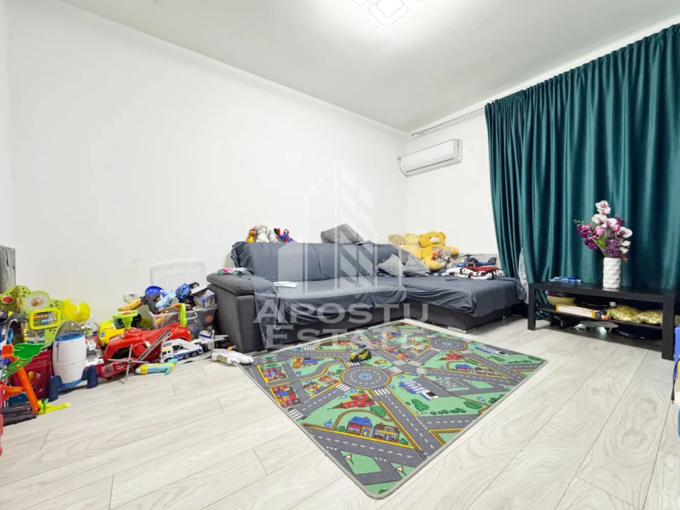 Apartament 2 camere de vanzare, 53mp utili + 8 mp balcon -Giroc - Agentia imobiliara APOSTU ESTATE va propune spre vanzare in exclusivitate un apartament cu 2 camere decomandat, pozitionat excelent in Giroc, judetul Timis.
Drumul de acces spre imobil este asfaltat. In apropiere se afla magazine si supermarket-uri precum Lidl, Profi, Mega Image, Penny, Scoala, Gradinita la o distanta de 5 minute, acces facil la mijloace de transport in comun.

Apartamentul se vinde complet mobilat si utilat, precum se observa in imagini.
Imobilul dispune de o suprafata de 53 mp utili + 8 mp balcon inchis si este situat la parter.

Compartimentare:

- hol acces.
- debara.
- dormitor cu dressing.
- bucatarie.
- baie cu geam si cada.
- living.
- balcon.

Detalii tehnice:

- constructie realizata in anul 2021 din caramida Porotherm.
- exterior izolat cu polistiren de 10 cm eps 80.
- pereti despartitori complet din caramida (fara rigips) tencuiti mecanizat finisati cu glet si vopsea lavabila.
- geamuri tripan cu izolare fonica si termica superioara, foarte mari si luminoase.
- centrala proprie pe gaz, sistem eficient de incalzire prin pardoseala.
- usa acces securizata, usi interioare MDF.
- electrocasnice in stare perfecta de functionare.
- 1 loc de parcare in CF.

Utilitati complete: curent, apa de la retea, canalizare, gaz, internet prin fibra optica, cablu TV.

Pret: 95.000 Euro
Pentru mai multe detalii nu ezitati sa ne contactati!

Acceptam orice fel de credit bancar. Oferim consultanta si solutii financiare prin colaboratorii nostri pentru a obtine cel mai avantajos credit Ipotecar sau Noua Casa.

Va asteptam cu drag la o vizionare chiar astazi!
CP 3193927