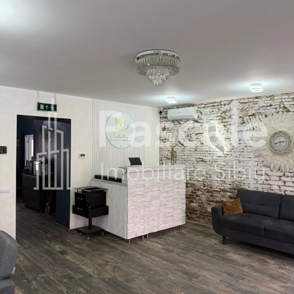 Spațiu comercial de vânzare – 110 mp | Zonă cu vad | Ideal afacere ✨ - Spațiu comercial modern, complet utilat – vad comercial excelentÎți prezentăm un spațiu comercial modern, complet utilat, situat într-o zonă cu trafic intens, perfect pentru dezvoltarea afacerii tale.Suprafață: 110 mpCompartimentare2 camere spațioaseSpațiu de depozitareBaieCameră tehnicăDotări premiumÎncălzire în pardosealăGaz, curent, apă, internetSistem video de supraveghereGeamuri și ușă de acces din termopan de calitate superioarăParcare în curteDestinație actuală: salon coafură &amp; frizerie – spațiul este deja funcțional și pregătit pentru preluare imediată.Avantaj major: zonă cu vad comercial excelent – vizibilitate și acces facil pentru clienți.Potrivit pentru: salon, cabinet, birouri, showroom, magazin, studio, clinică, sediu firmă etc.Investiție sigură într-o locație cu potențial ridicat.