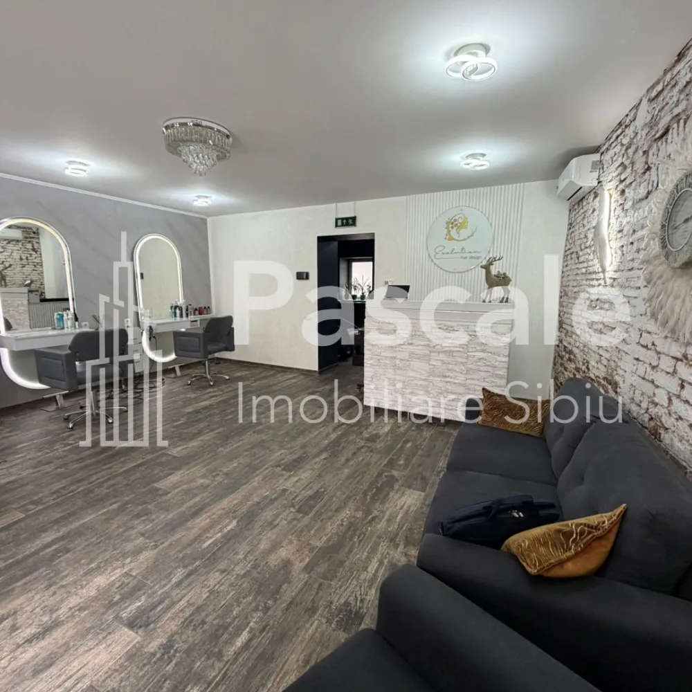 Spațiu comercial de vânzare – 110 mp | Zonă cu vad | Ideal afacere ✨ - Spațiu comercial modern, complet utilat – vad comercial excelentÎți prezentăm un spațiu comercial modern, complet utilat, situat într-o zonă cu trafic intens, perfect pentru dezvoltarea afacerii tale.Suprafață: 110 mpCompartimentare2 camere spațioaseSpațiu de depozitareBaieCameră tehnicăDotări premiumÎncălzire în pardosealăGaz, curent, apă, internetSistem video de supraveghereGeamuri și ușă de acces din termopan de calitate superioarăParcare în curteDestinație actuală: salon coafură &amp; frizerie – spațiul este deja funcțional și pregătit pentru preluare imediată.Avantaj major: zonă cu vad comercial excelent – vizibilitate și acces facil pentru clienți.Potrivit pentru: salon, cabinet, birouri, showroom, magazin, studio, clinică, sediu firmă etc.Investiție sigură într-o locație cu potențial ridicat.