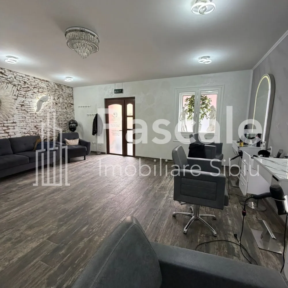 Spațiu comercial de vânzare – 110 mp | Zonă cu vad | Ideal afacere ✨ - Spațiu comercial modern, complet utilat – vad comercial excelentÎți prezentăm un spațiu comercial modern, complet utilat, situat într-o zonă cu trafic intens, perfect pentru dezvoltarea afacerii tale.Suprafață: 110 mpCompartimentare2 camere spațioaseSpațiu de depozitareBaieCameră tehnicăDotări premiumÎncălzire în pardosealăGaz, curent, apă, internetSistem video de supraveghereGeamuri și ușă de acces din termopan de calitate superioarăParcare în curteDestinație actuală: salon coafură &amp; frizerie – spațiul este deja funcțional și pregătit pentru preluare imediată.Avantaj major: zonă cu vad comercial excelent – vizibilitate și acces facil pentru clienți.Potrivit pentru: salon, cabinet, birouri, showroom, magazin, studio, clinică, sediu firmă etc.Investiție sigură într-o locație cu potențial ridicat.
