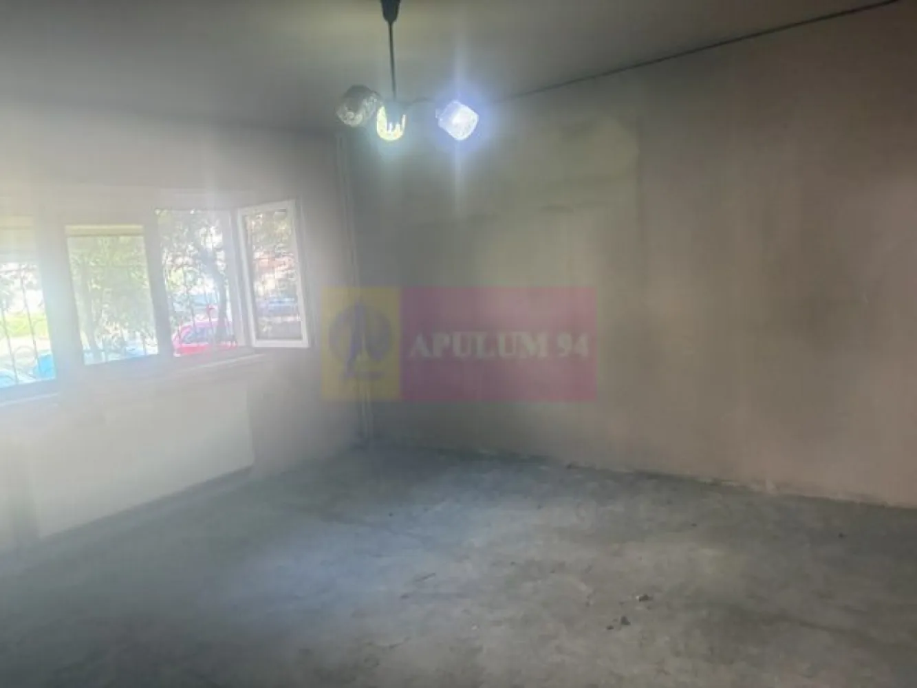 Garsoniera 13 Septembrie- Sebastian- Razoare. - Compania imobiliara Apulum 94 va propune o garsoniera situata pe Mihail Sebastian- in apropiere de metroul Razoare. 
Este situata la parter/8, intr-un bloc mixt construit in 1988, reabilitat. 
Garsoniera este cu centrala termica pe gaze, dar aceasta trebuie inlocuita. 
Interiorul necesita renovare totala.
Zona este foarte usor accesibila avand in apropiere metrou, statie stb, scoala, gradinita, hypermarket, piata, mall. 
Garsoniera este libera si se poate preda imediat. 
Pentru vizionare si alte detalii nu ezitati sa ma contactati pe nr 0733683446- Laura Ionescu.