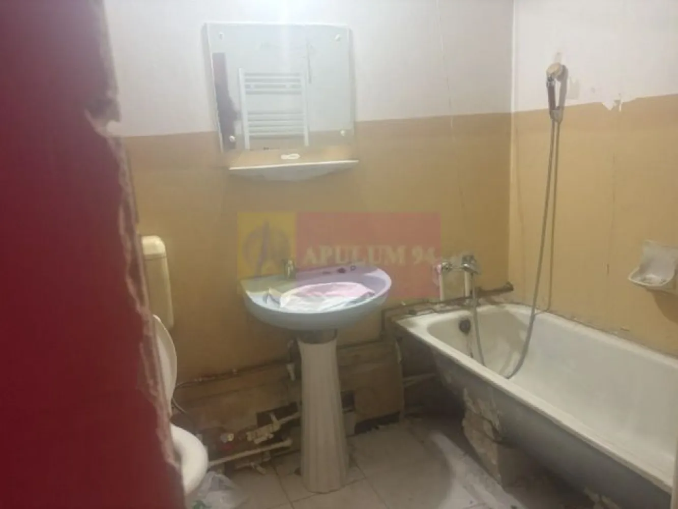 Garsoniera 13 Septembrie- Sebastian- Razoare. - Compania imobiliara Apulum 94 va propune o garsoniera situata pe Mihail Sebastian- in apropiere de metroul Razoare. 
Este situata la parter/8, intr-un bloc mixt construit in 1988, reabilitat. 
Garsoniera este cu centrala termica pe gaze, dar aceasta trebuie inlocuita. 
Interiorul necesita renovare totala.
Zona este foarte usor accesibila avand in apropiere metrou, statie stb, scoala, gradinita, hypermarket, piata, mall. 
Garsoniera este libera si se poate preda imediat. 
Pentru vizionare si alte detalii nu ezitati sa ma contactati pe nr 0733683446- Laura Ionescu.