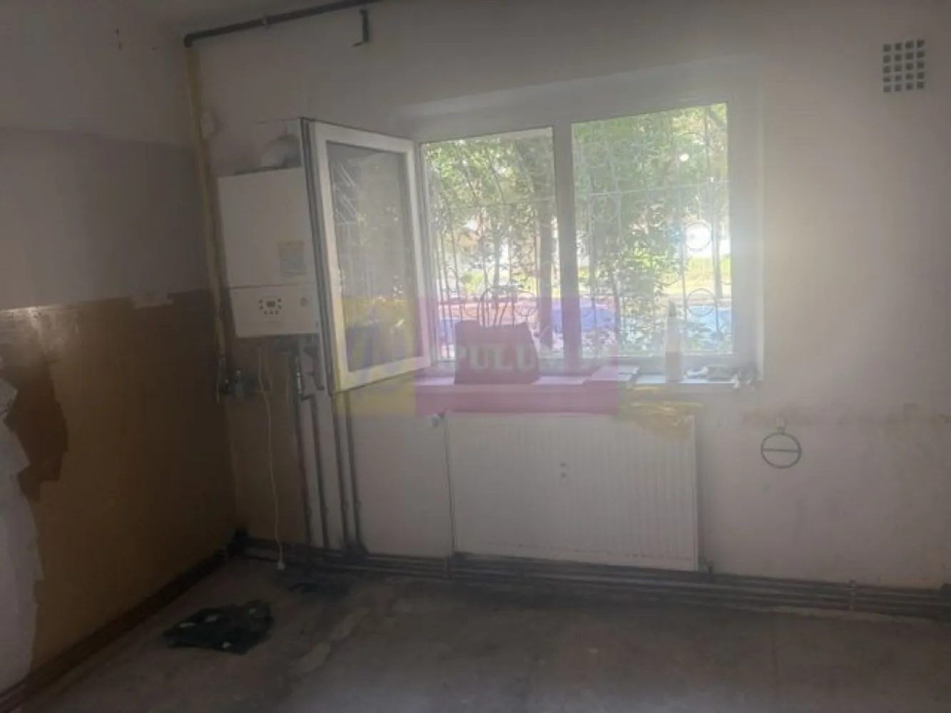 Garsoniera 13 Septembrie- Sebastian- Razoare. - Compania imobiliara Apulum 94 va propune o garsoniera situata pe Mihail Sebastian- in apropiere de metroul Razoare. 
Este situata la parter/8, intr-un bloc mixt construit in 1988, reabilitat. 
Garsoniera este cu centrala termica pe gaze, dar aceasta trebuie inlocuita. 
Interiorul necesita renovare totala.
Zona este foarte usor accesibila avand in apropiere metrou, statie stb, scoala, gradinita, hypermarket, piata, mall. 
Garsoniera este libera si se poate preda imediat. 
Pentru vizionare si alte detalii nu ezitati sa ma contactati pe nr 0733683446- Laura Ionescu.