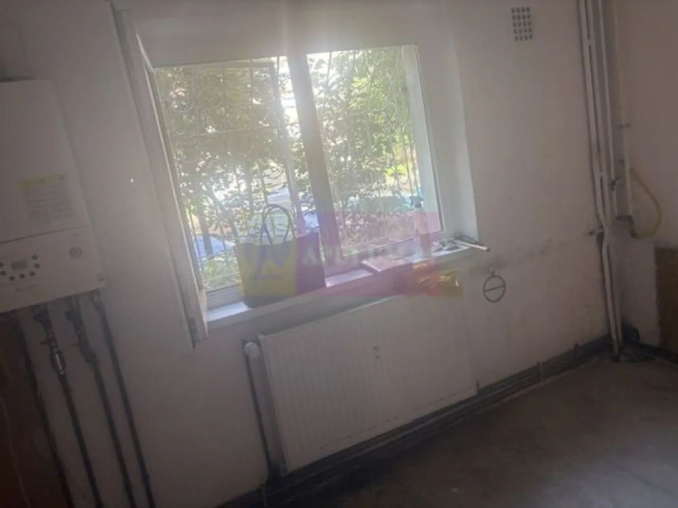 Garsoniera 13 Septembrie- Sebastian- Razoare. - Compania imobiliara Apulum 94 va propune o garsoniera situata pe Mihail Sebastian- in apropiere de metroul Razoare. 
Este situata la parter/8, intr-un bloc mixt construit in 1988, reabilitat. 
Garsoniera este cu centrala termica pe gaze, dar aceasta trebuie inlocuita. 
Interiorul necesita renovare totala.
Zona este foarte usor accesibila avand in apropiere metrou, statie stb, scoala, gradinita, hypermarket, piata, mall. 
Garsoniera este libera si se poate preda imediat. 
Pentru vizionare si alte detalii nu ezitati sa ma contactati pe nr 0733683446- Laura Ionescu.