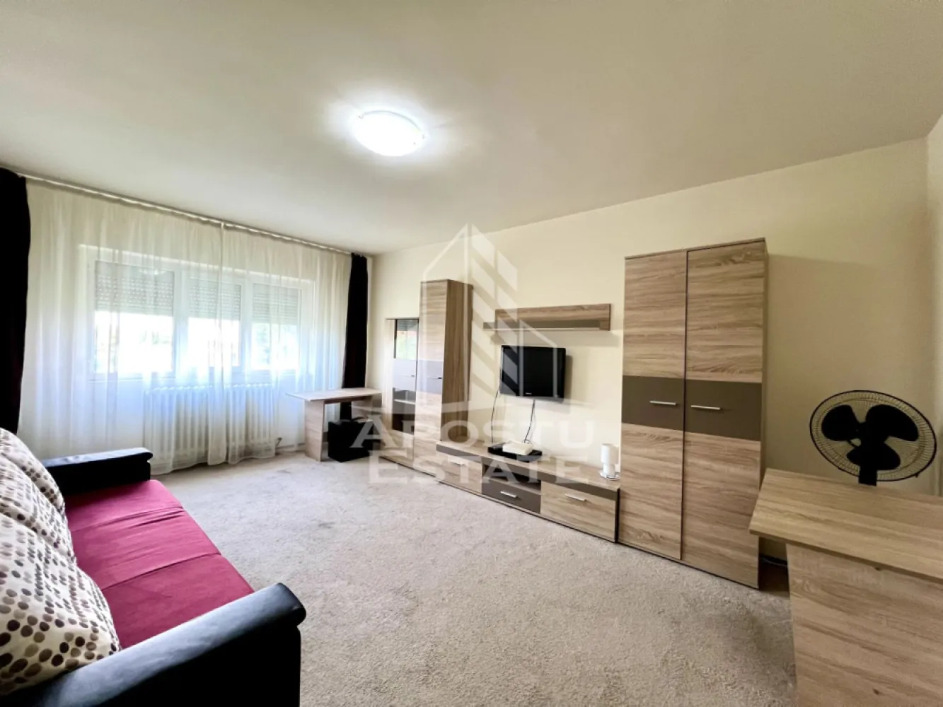 Apartament 2 camere de vânzare, zona Lipovei, Timișoara - Agentia imobiliara APOSTU ESTATE va propune spre vanzare un apartament decomandat, spatios si elegant, cu 2 camere, suprafata utila de 50 mp, situat la etajul 4 din 4 etaje cu acoperis de tigla in zona Lipovei din Timisoara – o zona linistita, apreciata pentru accesul rapid catre principalele puncte de interes ale orasului.

Aceasta proprietate este ideala atat pentru locuinta proprie, cat si pentru investitie, datorita compartimentarii eficiente si amplasarii excelente.

Detalii proprietate:
- Suprafata utila: 50 mp
- Etaj: 4/4
- Compartimentare decomandat

Compartimentare:
- Hol de acces generos
- Bucatarie inchisa
- Living spatios si luminos cu iesire pe balcon
- Dormitor matrimonial cu iesire pe balcon
- Baie cu cada si geam
- Debara
- Doua balcoane

Apartamentul beneficiaza de:
- Incalzirea cu ajutorul centralei proprii cu incalzirea prin calorifere
- Apartamentul dispune de o unitate de aer conditionat

Alte detalii:
- Instalatia sanitara este din cupru
- Incalzirea se face prin calorifere de otel si fonta
- Acoperis cu Tigla
- Pod cu Hidroizolatie
- Centrala proprie a fost montata acum un an de zile
- Proprietatea este disponibila atat cu chiriasi cat si fara

Imobilul este situat intr-o zona foarte bine conectata, avand in apropiere:
- Supermarketuri
- Piata
- Farmacii
- Scoli si gradinite
- Restaurante si cafenele
- Mijloace de transport in comun

De asemenea, proximitatea fata de Iulius Town Timișoara creste considerabil atractivitatea apartamentului, atat pentru locuire, cat si pentru inchiriere.

Agentia Apostu Estate ofera consultanta bancara gratuita prin intermediul colaboratorilor si brokerilor de credite, pentru alegerea celei mai potrivite solutii de finantare.

Programeaza o vizionare si descopera avantajele acestui apartament primitor din zona Lipovei!

ID intern: CP3191800.