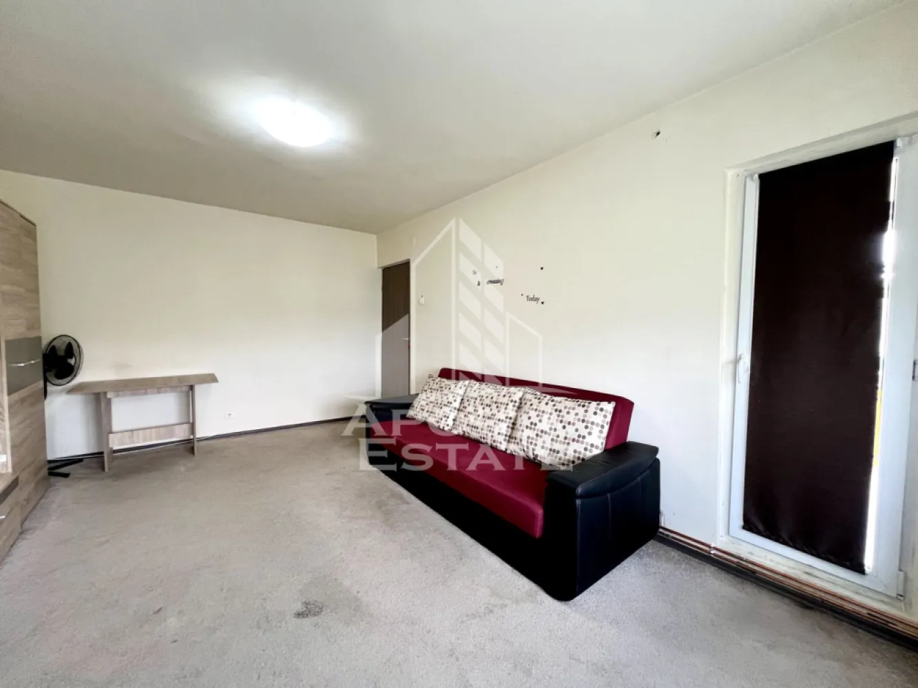 Apartament 2 camere de vânzare, zona Lipovei, Timișoara - Agentia imobiliara APOSTU ESTATE va propune spre vanzare un apartament decomandat, spatios si elegant, cu 2 camere, suprafata utila de 50 mp, situat la etajul 4 din 4 etaje cu acoperis de tigla in zona Lipovei din Timisoara – o zona linistita, apreciata pentru accesul rapid catre principalele puncte de interes ale orasului.

Aceasta proprietate este ideala atat pentru locuinta proprie, cat si pentru investitie, datorita compartimentarii eficiente si amplasarii excelente.

Detalii proprietate:
- Suprafata utila: 50 mp
- Etaj: 4/4
- Compartimentare decomandat

Compartimentare:
- Hol de acces generos
- Bucatarie inchisa
- Living spatios si luminos cu iesire pe balcon
- Dormitor matrimonial cu iesire pe balcon
- Baie cu cada si geam
- Debara
- Doua balcoane

Apartamentul beneficiaza de:
- Incalzirea cu ajutorul centralei proprii cu incalzirea prin calorifere
- Apartamentul dispune de o unitate de aer conditionat

Alte detalii:
- Instalatia sanitara este din cupru
- Incalzirea se face prin calorifere de otel si fonta
- Acoperis cu Tigla
- Pod cu Hidroizolatie
- Centrala proprie a fost montata acum un an de zile
- Proprietatea este disponibila atat cu chiriasi cat si fara

Imobilul este situat intr-o zona foarte bine conectata, avand in apropiere:
- Supermarketuri
- Piata
- Farmacii
- Scoli si gradinite
- Restaurante si cafenele
- Mijloace de transport in comun

De asemenea, proximitatea fata de Iulius Town Timișoara creste considerabil atractivitatea apartamentului, atat pentru locuire, cat si pentru inchiriere.

Agentia Apostu Estate ofera consultanta bancara gratuita prin intermediul colaboratorilor si brokerilor de credite, pentru alegerea celei mai potrivite solutii de finantare.

Programeaza o vizionare si descopera avantajele acestui apartament primitor din zona Lipovei!

ID intern: CP3191800.