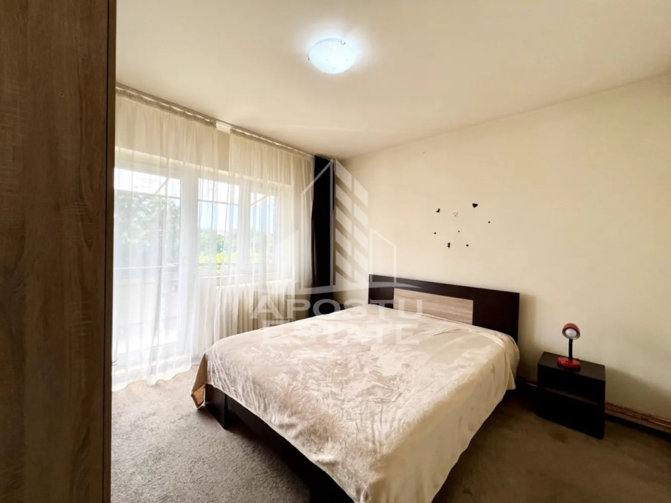 Apartament 2 camere de vânzare, zona Lipovei, Timișoara - Agentia imobiliara APOSTU ESTATE va propune spre vanzare un apartament decomandat, spatios si elegant, cu 2 camere, suprafata utila de 50 mp, situat la etajul 4 din 4 etaje cu acoperis de tigla in zona Lipovei din Timisoara – o zona linistita, apreciata pentru accesul rapid catre principalele puncte de interes ale orasului.

Aceasta proprietate este ideala atat pentru locuinta proprie, cat si pentru investitie, datorita compartimentarii eficiente si amplasarii excelente.

Detalii proprietate:
- Suprafata utila: 50 mp
- Etaj: 4/4
- Compartimentare decomandat

Compartimentare:
- Hol de acces generos
- Bucatarie inchisa
- Living spatios si luminos cu iesire pe balcon
- Dormitor matrimonial cu iesire pe balcon
- Baie cu cada si geam
- Debara
- Doua balcoane

Apartamentul beneficiaza de:
- Incalzirea cu ajutorul centralei proprii cu incalzirea prin calorifere
- Apartamentul dispune de o unitate de aer conditionat

Alte detalii:
- Instalatia sanitara este din cupru
- Incalzirea se face prin calorifere de otel si fonta
- Acoperis cu Tigla
- Pod cu Hidroizolatie
- Centrala proprie a fost montata acum un an de zile
- Proprietatea este disponibila atat cu chiriasi cat si fara

Imobilul este situat intr-o zona foarte bine conectata, avand in apropiere:
- Supermarketuri
- Piata
- Farmacii
- Scoli si gradinite
- Restaurante si cafenele
- Mijloace de transport in comun

De asemenea, proximitatea fata de Iulius Town Timișoara creste considerabil atractivitatea apartamentului, atat pentru locuire, cat si pentru inchiriere.

Agentia Apostu Estate ofera consultanta bancara gratuita prin intermediul colaboratorilor si brokerilor de credite, pentru alegerea celei mai potrivite solutii de finantare.

Programeaza o vizionare si descopera avantajele acestui apartament primitor din zona Lipovei!

ID intern: CP3191800.