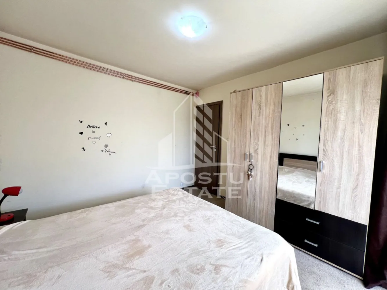 Apartament 2 camere de vânzare, zona Lipovei, Timișoara - Agentia imobiliara APOSTU ESTATE va propune spre vanzare un apartament decomandat, spatios si elegant, cu 2 camere, suprafata utila de 50 mp, situat la etajul 4 din 4 etaje cu acoperis de tigla in zona Lipovei din Timisoara – o zona linistita, apreciata pentru accesul rapid catre principalele puncte de interes ale orasului.

Aceasta proprietate este ideala atat pentru locuinta proprie, cat si pentru investitie, datorita compartimentarii eficiente si amplasarii excelente.

Detalii proprietate:
- Suprafata utila: 50 mp
- Etaj: 4/4
- Compartimentare decomandat

Compartimentare:
- Hol de acces generos
- Bucatarie inchisa
- Living spatios si luminos cu iesire pe balcon
- Dormitor matrimonial cu iesire pe balcon
- Baie cu cada si geam
- Debara
- Doua balcoane

Apartamentul beneficiaza de:
- Incalzirea cu ajutorul centralei proprii cu incalzirea prin calorifere
- Apartamentul dispune de o unitate de aer conditionat

Alte detalii:
- Instalatia sanitara este din cupru
- Incalzirea se face prin calorifere de otel si fonta
- Acoperis cu Tigla
- Pod cu Hidroizolatie
- Centrala proprie a fost montata acum un an de zile
- Proprietatea este disponibila atat cu chiriasi cat si fara

Imobilul este situat intr-o zona foarte bine conectata, avand in apropiere:
- Supermarketuri
- Piata
- Farmacii
- Scoli si gradinite
- Restaurante si cafenele
- Mijloace de transport in comun

De asemenea, proximitatea fata de Iulius Town Timișoara creste considerabil atractivitatea apartamentului, atat pentru locuire, cat si pentru inchiriere.

Agentia Apostu Estate ofera consultanta bancara gratuita prin intermediul colaboratorilor si brokerilor de credite, pentru alegerea celei mai potrivite solutii de finantare.

Programeaza o vizionare si descopera avantajele acestui apartament primitor din zona Lipovei!

ID intern: CP3191800.