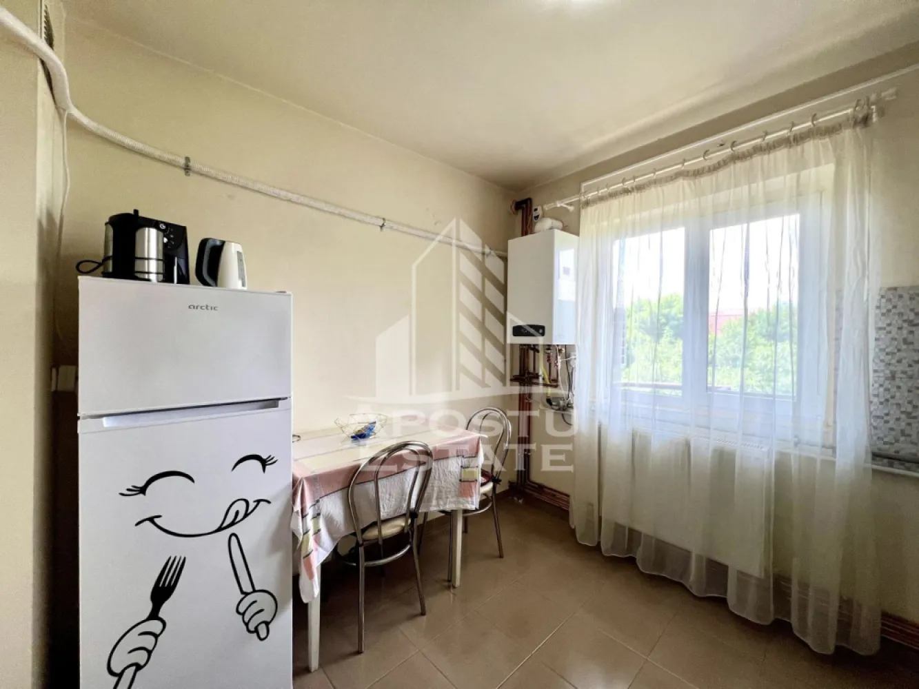 Apartament 2 camere de vânzare, zona Lipovei, Timișoara - Agentia imobiliara APOSTU ESTATE va propune spre vanzare un apartament decomandat, spatios si elegant, cu 2 camere, suprafata utila de 50 mp, situat la etajul 4 din 4 etaje cu acoperis de tigla in zona Lipovei din Timisoara – o zona linistita, apreciata pentru accesul rapid catre principalele puncte de interes ale orasului.

Aceasta proprietate este ideala atat pentru locuinta proprie, cat si pentru investitie, datorita compartimentarii eficiente si amplasarii excelente.

Detalii proprietate:
- Suprafata utila: 50 mp
- Etaj: 4/4
- Compartimentare decomandat

Compartimentare:
- Hol de acces generos
- Bucatarie inchisa
- Living spatios si luminos cu iesire pe balcon
- Dormitor matrimonial cu iesire pe balcon
- Baie cu cada si geam
- Debara
- Doua balcoane

Apartamentul beneficiaza de:
- Incalzirea cu ajutorul centralei proprii cu incalzirea prin calorifere
- Apartamentul dispune de o unitate de aer conditionat

Alte detalii:
- Instalatia sanitara este din cupru
- Incalzirea se face prin calorifere de otel si fonta
- Acoperis cu Tigla
- Pod cu Hidroizolatie
- Centrala proprie a fost montata acum un an de zile
- Proprietatea este disponibila atat cu chiriasi cat si fara

Imobilul este situat intr-o zona foarte bine conectata, avand in apropiere:
- Supermarketuri
- Piata
- Farmacii
- Scoli si gradinite
- Restaurante si cafenele
- Mijloace de transport in comun

De asemenea, proximitatea fata de Iulius Town Timișoara creste considerabil atractivitatea apartamentului, atat pentru locuire, cat si pentru inchiriere.

Agentia Apostu Estate ofera consultanta bancara gratuita prin intermediul colaboratorilor si brokerilor de credite, pentru alegerea celei mai potrivite solutii de finantare.

Programeaza o vizionare si descopera avantajele acestui apartament primitor din zona Lipovei!

ID intern: CP3191800.