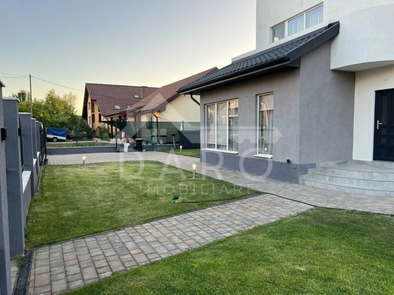 Inchiriez casa noua 7 Noiembrie / Nordului (panouri solare si AC) - 🏡 Casă modernă de vânzare sau închiriere – Zona Nordului / 7 Noiembrie | Panouri solare | Complet amenajată
Proprietate unifamilială complet renovată – ca nouă, situată într-o zonă liniștită, pe stradă privată, la ieșirea din Târgu Mureș spre Sângeorgiu de Mureș (zona str. Nordului / 7 Noiembrie). Ideală pentru o familie care își dorește confort, eficiență energetică și mutare imediată, fără investiții suplimentare.
📐 Suprafață utilă: 175 mp (213 mp construiți)
🌳 Teren: 450 mp + 50 mp cotă drum privat
💰 Preț vânzare: 357.000 €
💰 Chirie: 1.000 €/lună
✔ disponibilă pentru mutare imediată
✔ se vinde și se închiriază complet amenajată (interior + exterior)
Compartimentare:
✔ living + dining generos (42 mp)
✔ bucătărie separată (14 mp)
✔ cămară + debara
✔ 3 dormitoare (18 mp, 15 mp, 14 mp)
✔ birou / spațiu de lucru
✔ 2 băi
✔ 2 dressing-uri
✔ terasă (16 mp)
✔ balcon
Curte amenajată complet:
✔ pavaj premium Semmelrock – Appia Antica
✔ gazon și arbori ornamentali
✔ iluminat exterior smart, programabil
✔ parcare pentru 2 mașini cu acces individual
✔ cabană din lemn pentru depozitare
Dotări tehnice & confort:
✔ panouri fotovoltaice + baterie 15 kW – costuri reduse
✔ centrală termică pe gaz
✔ aer condiționat în living și dormitor
✔ suprafețe vitrate mari – lumină naturală excelentă
✔ toate utilitățile: apă, gaz, curent, canalizare
✔ acces rapid – 100 m drum asfaltat
Locație excelentă:
📍 Spitalul Județean – 2 km
📍 Centru Tg. Mureș – 3,5 km
📍 Lidl – 800 m
📍 Medex – 1,3 km
📍 acces pietonal către zona Weekend
📍 stație transport public – 700 m
📍 zonă liniștită, rezidențială
💎 O locuință modernă, eficientă energetic, perfectă pentru un stil de viață confortabil sau ca investiție premium.
🤝 Proprietate promovată prin DARO Imobiliare
💳 Pentru achiziție, prin Kiwi Finance beneficiezi de:
✔ analiză GRATUITĂ a eligibilității
✔ oferte de la peste 12 bănci
✔ negocierea dobânzii în favoarea ta
✔ suport complet până la semnarea contractului
📞 Detalii și vizionări:
Coman Maria – DARO Imobiliare & Kiwi Finance
📱 0749 535 729
🔑 DARO Imobiliare – proprietăți premium pentru clienți premium.
💳 Kiwi Finance – obținem creditul pentru a o cumpăra.