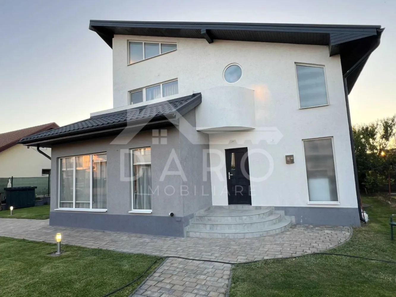 Inchiriez casa noua 7 Noiembrie / Nordului (panouri solare si AC) - 🏡 Casă modernă de vânzare sau închiriere – Zona Nordului / 7 Noiembrie | Panouri solare | Complet amenajată
Proprietate unifamilială complet renovată – ca nouă, situată într-o zonă liniștită, pe stradă privată, la ieșirea din Târgu Mureș spre Sângeorgiu de Mureș (zona str. Nordului / 7 Noiembrie). Ideală pentru o familie care își dorește confort, eficiență energetică și mutare imediată, fără investiții suplimentare.
📐 Suprafață utilă: 175 mp (213 mp construiți)
🌳 Teren: 450 mp + 50 mp cotă drum privat
💰 Preț vânzare: 357.000 €
💰 Chirie: 1.000 €/lună
✔ disponibilă pentru mutare imediată
✔ se vinde și se închiriază complet amenajată (interior + exterior)
Compartimentare:
✔ living + dining generos (42 mp)
✔ bucătărie separată (14 mp)
✔ cămară + debara
✔ 3 dormitoare (18 mp, 15 mp, 14 mp)
✔ birou / spațiu de lucru
✔ 2 băi
✔ 2 dressing-uri
✔ terasă (16 mp)
✔ balcon
Curte amenajată complet:
✔ pavaj premium Semmelrock – Appia Antica
✔ gazon și arbori ornamentali
✔ iluminat exterior smart, programabil
✔ parcare pentru 2 mașini cu acces individual
✔ cabană din lemn pentru depozitare
Dotări tehnice & confort:
✔ panouri fotovoltaice + baterie 15 kW – costuri reduse
✔ centrală termică pe gaz
✔ aer condiționat în living și dormitor
✔ suprafețe vitrate mari – lumină naturală excelentă
✔ toate utilitățile: apă, gaz, curent, canalizare
✔ acces rapid – 100 m drum asfaltat
Locație excelentă:
📍 Spitalul Județean – 2 km
📍 Centru Tg. Mureș – 3,5 km
📍 Lidl – 800 m
📍 Medex – 1,3 km
📍 acces pietonal către zona Weekend
📍 stație transport public – 700 m
📍 zonă liniștită, rezidențială
💎 O locuință modernă, eficientă energetic, perfectă pentru un stil de viață confortabil sau ca investiție premium.
🤝 Proprietate promovată prin DARO Imobiliare
💳 Pentru achiziție, prin Kiwi Finance beneficiezi de:
✔ analiză GRATUITĂ a eligibilității
✔ oferte de la peste 12 bănci
✔ negocierea dobânzii în favoarea ta
✔ suport complet până la semnarea contractului
📞 Detalii și vizionări:
Coman Maria – DARO Imobiliare & Kiwi Finance
📱 0749 535 729
🔑 DARO Imobiliare – proprietăți premium pentru clienți premium.
💳 Kiwi Finance – obținem creditul pentru a o cumpăra.