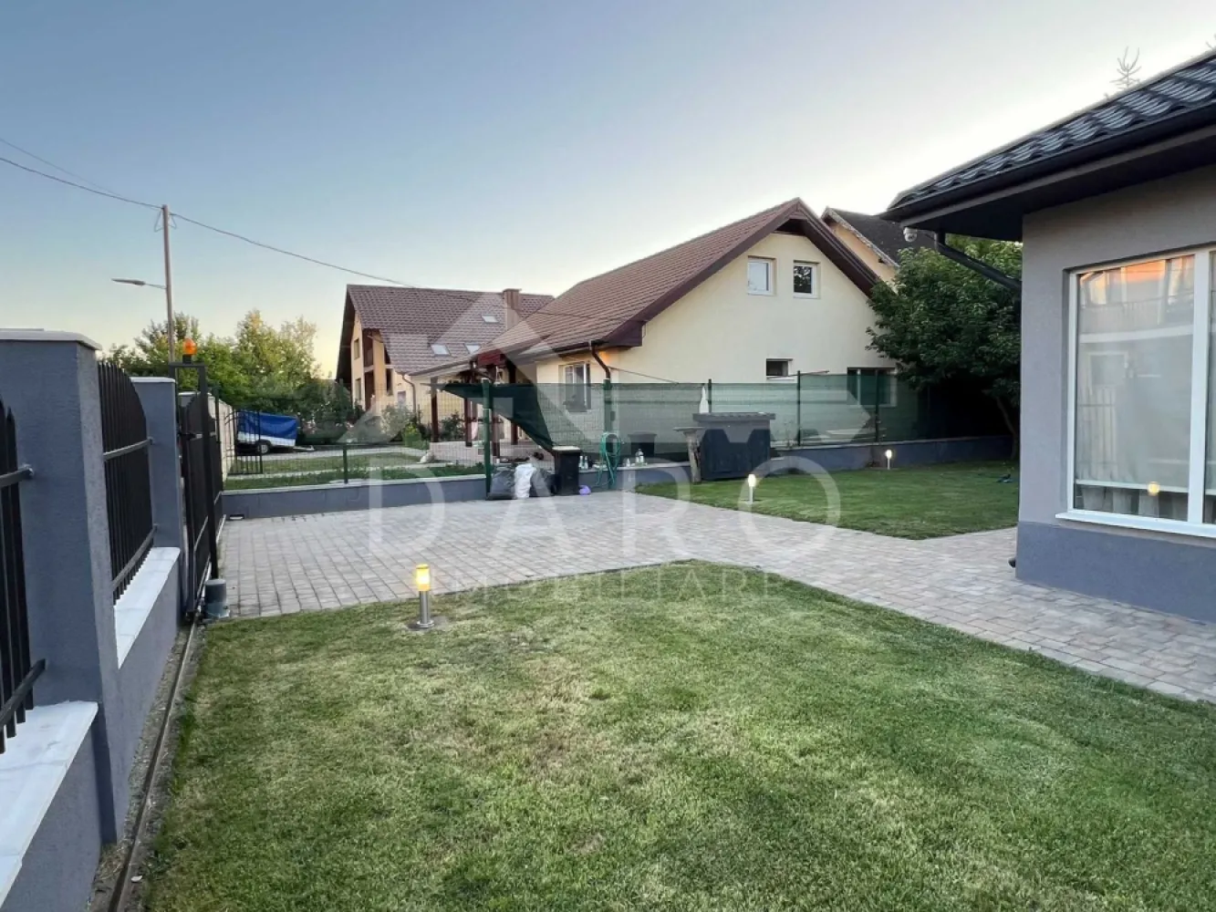 Inchiriez casa noua 7 Noiembrie / Nordului (panouri solare si AC) - 🏡 Casă modernă de vânzare sau închiriere – Zona Nordului / 7 Noiembrie | Panouri solare | Complet amenajată
Proprietate unifamilială complet renovată – ca nouă, situată într-o zonă liniștită, pe stradă privată, la ieșirea din Târgu Mureș spre Sângeorgiu de Mureș (zona str. Nordului / 7 Noiembrie). Ideală pentru o familie care își dorește confort, eficiență energetică și mutare imediată, fără investiții suplimentare.
📐 Suprafață utilă: 175 mp (213 mp construiți)
🌳 Teren: 450 mp + 50 mp cotă drum privat
💰 Preț vânzare: 357.000 €
💰 Chirie: 1.000 €/lună
✔ disponibilă pentru mutare imediată
✔ se vinde și se închiriază complet amenajată (interior + exterior)
Compartimentare:
✔ living + dining generos (42 mp)
✔ bucătărie separată (14 mp)
✔ cămară + debara
✔ 3 dormitoare (18 mp, 15 mp, 14 mp)
✔ birou / spațiu de lucru
✔ 2 băi
✔ 2 dressing-uri
✔ terasă (16 mp)
✔ balcon
Curte amenajată complet:
✔ pavaj premium Semmelrock – Appia Antica
✔ gazon și arbori ornamentali
✔ iluminat exterior smart, programabil
✔ parcare pentru 2 mașini cu acces individual
✔ cabană din lemn pentru depozitare
Dotări tehnice & confort:
✔ panouri fotovoltaice + baterie 15 kW – costuri reduse
✔ centrală termică pe gaz
✔ aer condiționat în living și dormitor
✔ suprafețe vitrate mari – lumină naturală excelentă
✔ toate utilitățile: apă, gaz, curent, canalizare
✔ acces rapid – 100 m drum asfaltat
Locație excelentă:
📍 Spitalul Județean – 2 km
📍 Centru Tg. Mureș – 3,5 km
📍 Lidl – 800 m
📍 Medex – 1,3 km
📍 acces pietonal către zona Weekend
📍 stație transport public – 700 m
📍 zonă liniștită, rezidențială
💎 O locuință modernă, eficientă energetic, perfectă pentru un stil de viață confortabil sau ca investiție premium.
🤝 Proprietate promovată prin DARO Imobiliare
💳 Pentru achiziție, prin Kiwi Finance beneficiezi de:
✔ analiză GRATUITĂ a eligibilității
✔ oferte de la peste 12 bănci
✔ negocierea dobânzii în favoarea ta
✔ suport complet până la semnarea contractului
📞 Detalii și vizionări:
Coman Maria – DARO Imobiliare & Kiwi Finance
📱 0749 535 729
🔑 DARO Imobiliare – proprietăți premium pentru clienți premium.
💳 Kiwi Finance – obținem creditul pentru a o cumpăra.