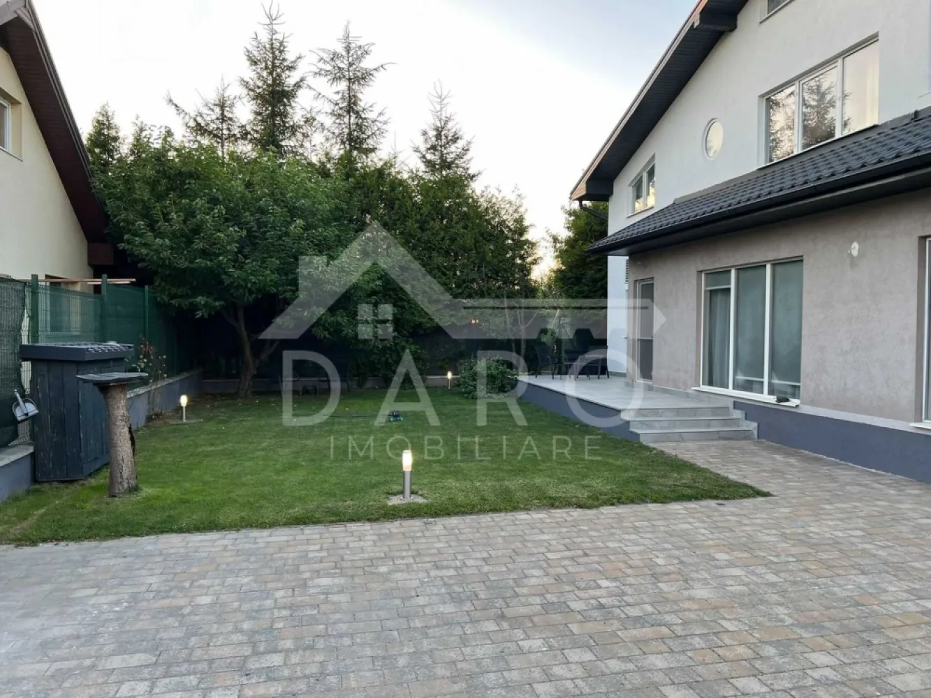 Inchiriez casa noua 7 Noiembrie / Nordului (panouri solare si AC) - 🏡 Casă modernă de vânzare sau închiriere – Zona Nordului / 7 Noiembrie | Panouri solare | Complet amenajată
Proprietate unifamilială complet renovată – ca nouă, situată într-o zonă liniștită, pe stradă privată, la ieșirea din Târgu Mureș spre Sângeorgiu de Mureș (zona str. Nordului / 7 Noiembrie). Ideală pentru o familie care își dorește confort, eficiență energetică și mutare imediată, fără investiții suplimentare.
📐 Suprafață utilă: 175 mp (213 mp construiți)
🌳 Teren: 450 mp + 50 mp cotă drum privat
💰 Preț vânzare: 357.000 €
💰 Chirie: 1.000 €/lună
✔ disponibilă pentru mutare imediată
✔ se vinde și se închiriază complet amenajată (interior + exterior)
Compartimentare:
✔ living + dining generos (42 mp)
✔ bucătărie separată (14 mp)
✔ cămară + debara
✔ 3 dormitoare (18 mp, 15 mp, 14 mp)
✔ birou / spațiu de lucru
✔ 2 băi
✔ 2 dressing-uri
✔ terasă (16 mp)
✔ balcon
Curte amenajată complet:
✔ pavaj premium Semmelrock – Appia Antica
✔ gazon și arbori ornamentali
✔ iluminat exterior smart, programabil
✔ parcare pentru 2 mașini cu acces individual
✔ cabană din lemn pentru depozitare
Dotări tehnice & confort:
✔ panouri fotovoltaice + baterie 15 kW – costuri reduse
✔ centrală termică pe gaz
✔ aer condiționat în living și dormitor
✔ suprafețe vitrate mari – lumină naturală excelentă
✔ toate utilitățile: apă, gaz, curent, canalizare
✔ acces rapid – 100 m drum asfaltat
Locație excelentă:
📍 Spitalul Județean – 2 km
📍 Centru Tg. Mureș – 3,5 km
📍 Lidl – 800 m
📍 Medex – 1,3 km
📍 acces pietonal către zona Weekend
📍 stație transport public – 700 m
📍 zonă liniștită, rezidențială
💎 O locuință modernă, eficientă energetic, perfectă pentru un stil de viață confortabil sau ca investiție premium.
🤝 Proprietate promovată prin DARO Imobiliare
💳 Pentru achiziție, prin Kiwi Finance beneficiezi de:
✔ analiză GRATUITĂ a eligibilității
✔ oferte de la peste 12 bănci
✔ negocierea dobânzii în favoarea ta
✔ suport complet până la semnarea contractului
📞 Detalii și vizionări:
Coman Maria – DARO Imobiliare & Kiwi Finance
📱 0749 535 729
🔑 DARO Imobiliare – proprietăți premium pentru clienți premium.
💳 Kiwi Finance – obținem creditul pentru a o cumpăra.
