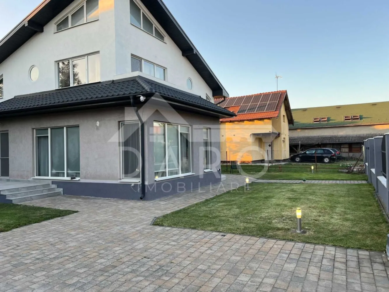Inchiriez casa noua 7 Noiembrie / Nordului (panouri solare si AC) - 🏡 Casă modernă de vânzare sau închiriere – Zona Nordului / 7 Noiembrie | Panouri solare | Complet amenajată
Proprietate unifamilială complet renovată – ca nouă, situată într-o zonă liniștită, pe stradă privată, la ieșirea din Târgu Mureș spre Sângeorgiu de Mureș (zona str. Nordului / 7 Noiembrie). Ideală pentru o familie care își dorește confort, eficiență energetică și mutare imediată, fără investiții suplimentare.
📐 Suprafață utilă: 175 mp (213 mp construiți)
🌳 Teren: 450 mp + 50 mp cotă drum privat
💰 Preț vânzare: 357.000 €
💰 Chirie: 1.000 €/lună
✔ disponibilă pentru mutare imediată
✔ se vinde și se închiriază complet amenajată (interior + exterior)
Compartimentare:
✔ living + dining generos (42 mp)
✔ bucătărie separată (14 mp)
✔ cămară + debara
✔ 3 dormitoare (18 mp, 15 mp, 14 mp)
✔ birou / spațiu de lucru
✔ 2 băi
✔ 2 dressing-uri
✔ terasă (16 mp)
✔ balcon
Curte amenajată complet:
✔ pavaj premium Semmelrock – Appia Antica
✔ gazon și arbori ornamentali
✔ iluminat exterior smart, programabil
✔ parcare pentru 2 mașini cu acces individual
✔ cabană din lemn pentru depozitare
Dotări tehnice & confort:
✔ panouri fotovoltaice + baterie 15 kW – costuri reduse
✔ centrală termică pe gaz
✔ aer condiționat în living și dormitor
✔ suprafețe vitrate mari – lumină naturală excelentă
✔ toate utilitățile: apă, gaz, curent, canalizare
✔ acces rapid – 100 m drum asfaltat
Locație excelentă:
📍 Spitalul Județean – 2 km
📍 Centru Tg. Mureș – 3,5 km
📍 Lidl – 800 m
📍 Medex – 1,3 km
📍 acces pietonal către zona Weekend
📍 stație transport public – 700 m
📍 zonă liniștită, rezidențială
💎 O locuință modernă, eficientă energetic, perfectă pentru un stil de viață confortabil sau ca investiție premium.
🤝 Proprietate promovată prin DARO Imobiliare
💳 Pentru achiziție, prin Kiwi Finance beneficiezi de:
✔ analiză GRATUITĂ a eligibilității
✔ oferte de la peste 12 bănci
✔ negocierea dobânzii în favoarea ta
✔ suport complet până la semnarea contractului
📞 Detalii și vizionări:
Coman Maria – DARO Imobiliare & Kiwi Finance
📱 0749 535 729
🔑 DARO Imobiliare – proprietăți premium pentru clienți premium.
💳 Kiwi Finance – obținem creditul pentru a o cumpăra.