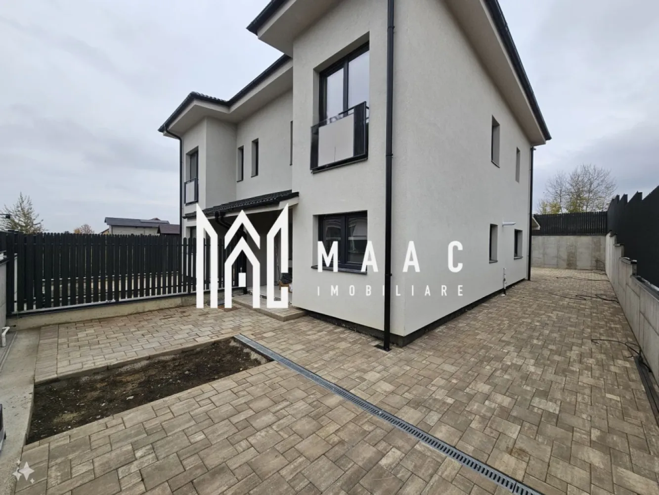Casa Tip Duplex | 105MPU | Cisnadie | Curte proprie - MAAC Imobiliare vă prezintă această locuință, ideală pentru cei care caută un spațiu rezidențial de calitate, situată într-o zonă liniștită, cu vedere panoramică spre munte și oraș. Detalii Generale Tip Proprietate: Casă Tip Duplex Stare Interior: Finisat modern, predare la cheie (an finalizare 2025) An Construcție: 2024 (Construcție nouă din cărămidă) Suprafață Utilă: 105 mp Suprafață Construită: 154 mp Suprafață Terasă: 8,2 mp Acoperiș: Țiglă Încăperi și Configurație Nr. Camere: 5 Dormitoare: 2 Băi: 3 (cu geam la baie) Bucătării: 1 (bucătărie închisă) Balcoane: 1 Terase: 1 Mansardă: Inclusă Alte spații: Curte privată Dotări și Finisaje Izolații Termice: Izolație exterioară Geamuri: PVC tripan, ferestre care se deschid Uși: Ușă intrare PVC, uși interior MDF Pardoseli: Gresie, parchet laminat Pereți: Faianță, vopsea lavabilă Mobilier: Nemobilat Utilități și Confort Centrală proprie și încălzire prin pardoseală Parcare deschisă inclusă Interfon și conexiune wireless Acces facil la mijloace de transport în comun Priveliște și Localizare: Vedere panoramică spre munte și oraș Această proprietate reprezintă alegerea perfectă pentru un stil de viață modern, oferind un design contemporan și facilități complete. Pentru mai multe detalii sau pentru a programa o vizionare, vă rugăm să ne contactați specificând ID: CP2241553