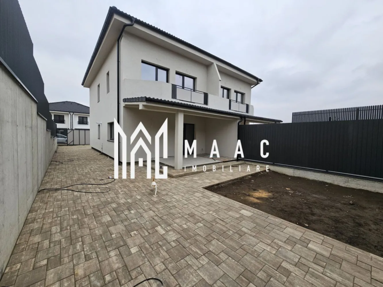 Casa Tip Duplex | 105MPU | Cisnadie | Curte proprie - MAAC Imobiliare vă prezintă această locuință, ideală pentru cei care caută un spațiu rezidențial de calitate, situată într-o zonă liniștită, cu vedere panoramică spre munte și oraș. Detalii Generale Tip Proprietate: Casă Tip Duplex Stare Interior: Finisat modern, predare la cheie (an finalizare 2025) An Construcție: 2024 (Construcție nouă din cărămidă) Suprafață Utilă: 105 mp Suprafață Construită: 154 mp Suprafață Terasă: 8,2 mp Acoperiș: Țiglă Încăperi și Configurație Nr. Camere: 5 Dormitoare: 2 Băi: 3 (cu geam la baie) Bucătării: 1 (bucătărie închisă) Balcoane: 1 Terase: 1 Mansardă: Inclusă Alte spații: Curte privată Dotări și Finisaje Izolații Termice: Izolație exterioară Geamuri: PVC tripan, ferestre care se deschid Uși: Ușă intrare PVC, uși interior MDF Pardoseli: Gresie, parchet laminat Pereți: Faianță, vopsea lavabilă Mobilier: Nemobilat Utilități și Confort Centrală proprie și încălzire prin pardoseală Parcare deschisă inclusă Interfon și conexiune wireless Acces facil la mijloace de transport în comun Priveliște și Localizare: Vedere panoramică spre munte și oraș Această proprietate reprezintă alegerea perfectă pentru un stil de viață modern, oferind un design contemporan și facilități complete. Pentru mai multe detalii sau pentru a programa o vizionare, vă rugăm să ne contactați specificând ID: CP2241553