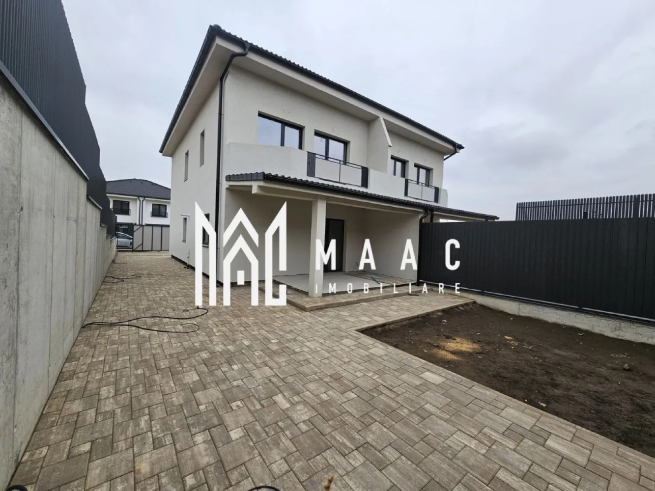 Casa Tip Duplex | 105MPU | Cisnadie | Curte proprie - MAAC Imobiliare vă prezintă această locuință, ideală pentru cei care caută un spațiu rezidențial de calitate, situată într-o zonă liniștită, cu vedere panoramică spre munte și oraș. Detalii Generale Tip Proprietate: Casă Tip Duplex Stare Interior: Finisat modern, predare la cheie (an finalizare 2025) An Construcție: 2024 (Construcție nouă din cărămidă) Suprafață Utilă: 105 mp Suprafață Construită: 154 mp Suprafață Terasă: 8,2 mp Acoperiș: Țiglă Încăperi și Configurație Nr. Camere: 5 Dormitoare: 2 Băi: 3 (cu geam la baie) Bucătării: 1 (bucătărie închisă) Balcoane: 1 Terase: 1 Mansardă: Inclusă Alte spații: Curte privată Dotări și Finisaje Izolații Termice: Izolație exterioară Geamuri: PVC tripan, ferestre care se deschid Uși: Ușă intrare PVC, uși interior MDF Pardoseli: Gresie, parchet laminat Pereți: Faianță, vopsea lavabilă Mobilier: Nemobilat Utilități și Confort Centrală proprie și încălzire prin pardoseală Parcare deschisă inclusă Interfon și conexiune wireless Acces facil la mijloace de transport în comun Priveliște și Localizare: Vedere panoramică spre munte și oraș Această proprietate reprezintă alegerea perfectă pentru un stil de viață modern, oferind un design contemporan și facilități complete. Pentru mai multe detalii sau pentru a programa o vizionare, vă rugăm să ne contactați specificând ID: CP2241553