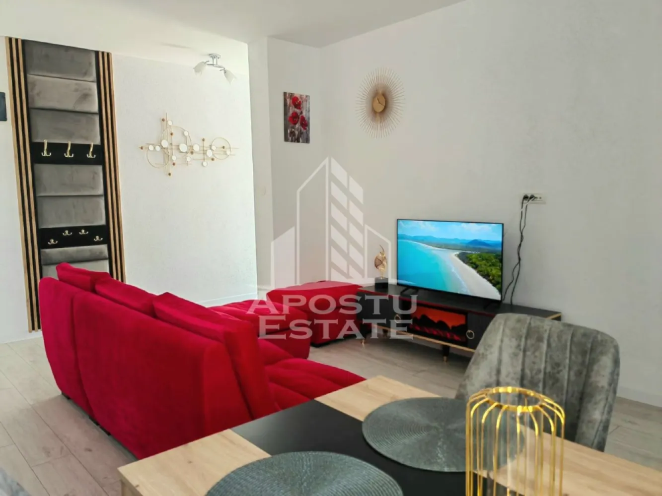 Apartament tip penthouse,nou,terasa 60 mp,Mehala - Apostu Estate va propune spre inchiriere un apartament nou,open space cu 2 camere,in zona Mehala.
Apartamentul este disponibil la etajul 3/3,intr-un imobil nou si se desfasoara pe o suprafata utila de 60 mp plus o terasa de 60 mp.
Compartimentare:
-hol acces.
-living open space cu bucataria si loc de luat masa(bucataria echipata cu cafetiera,vesela)
-baie spatioasa cu cabina de dus,dotata cu prosoape si produse de igiena.
-dormitor.
-terasa de 60 mp amenajata.
Confortul termic se realizeaza prin intermediul centralei si al climei,incalzirea este in pardoseala.
Apartamentul este complet mobilat si utilat modern,totul este nou,prima inchiriere.
Pozitie ideala intr-o zona linistita,la doar 6 minute de Centru si de Iulius Town.
Amenajat cu atentie la detalii,finisaje ultramoderne,mobilier si aparatura de inalta calitate,pentru a oferi un spatiu intim si relaxant,si confort sporit.
Beneficiaza de un loc de parcare.
Disponibil imediat!
Va asteptam cu drag la o vizionare!