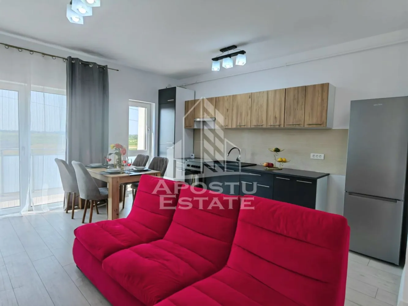 Apartament tip penthouse,nou,terasa 60 mp,Mehala - Apostu Estate va propune spre inchiriere un apartament nou,open space cu 2 camere,in zona Mehala.
Apartamentul este disponibil la etajul 3/3,intr-un imobil nou si se desfasoara pe o suprafata utila de 60 mp plus o terasa de 60 mp.
Compartimentare:
-hol acces.
-living open space cu bucataria si loc de luat masa(bucataria echipata cu cafetiera,vesela)
-baie spatioasa cu cabina de dus,dotata cu prosoape si produse de igiena.
-dormitor.
-terasa de 60 mp amenajata.
Confortul termic se realizeaza prin intermediul centralei si al climei,incalzirea este in pardoseala.
Apartamentul este complet mobilat si utilat modern,totul este nou,prima inchiriere.
Pozitie ideala intr-o zona linistita,la doar 6 minute de Centru si de Iulius Town.
Amenajat cu atentie la detalii,finisaje ultramoderne,mobilier si aparatura de inalta calitate,pentru a oferi un spatiu intim si relaxant,si confort sporit.
Beneficiaza de un loc de parcare.
Disponibil imediat!
Va asteptam cu drag la o vizionare!