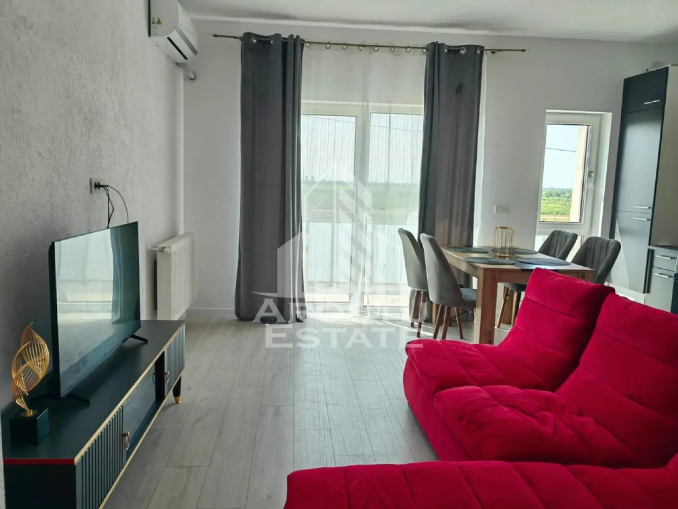Apartament tip penthouse,nou,terasa 60 mp,Mehala - Apostu Estate va propune spre inchiriere un apartament nou,open space cu 2 camere,in zona Mehala.
Apartamentul este disponibil la etajul 3/3,intr-un imobil nou si se desfasoara pe o suprafata utila de 60 mp plus o terasa de 60 mp.
Compartimentare:
-hol acces.
-living open space cu bucataria si loc de luat masa(bucataria echipata cu cafetiera,vesela)
-baie spatioasa cu cabina de dus,dotata cu prosoape si produse de igiena.
-dormitor.
-terasa de 60 mp amenajata.
Confortul termic se realizeaza prin intermediul centralei si al climei,incalzirea este in pardoseala.
Apartamentul este complet mobilat si utilat modern,totul este nou,prima inchiriere.
Pozitie ideala intr-o zona linistita,la doar 6 minute de Centru si de Iulius Town.
Amenajat cu atentie la detalii,finisaje ultramoderne,mobilier si aparatura de inalta calitate,pentru a oferi un spatiu intim si relaxant,si confort sporit.
Beneficiaza de un loc de parcare.
Disponibil imediat!
Va asteptam cu drag la o vizionare!