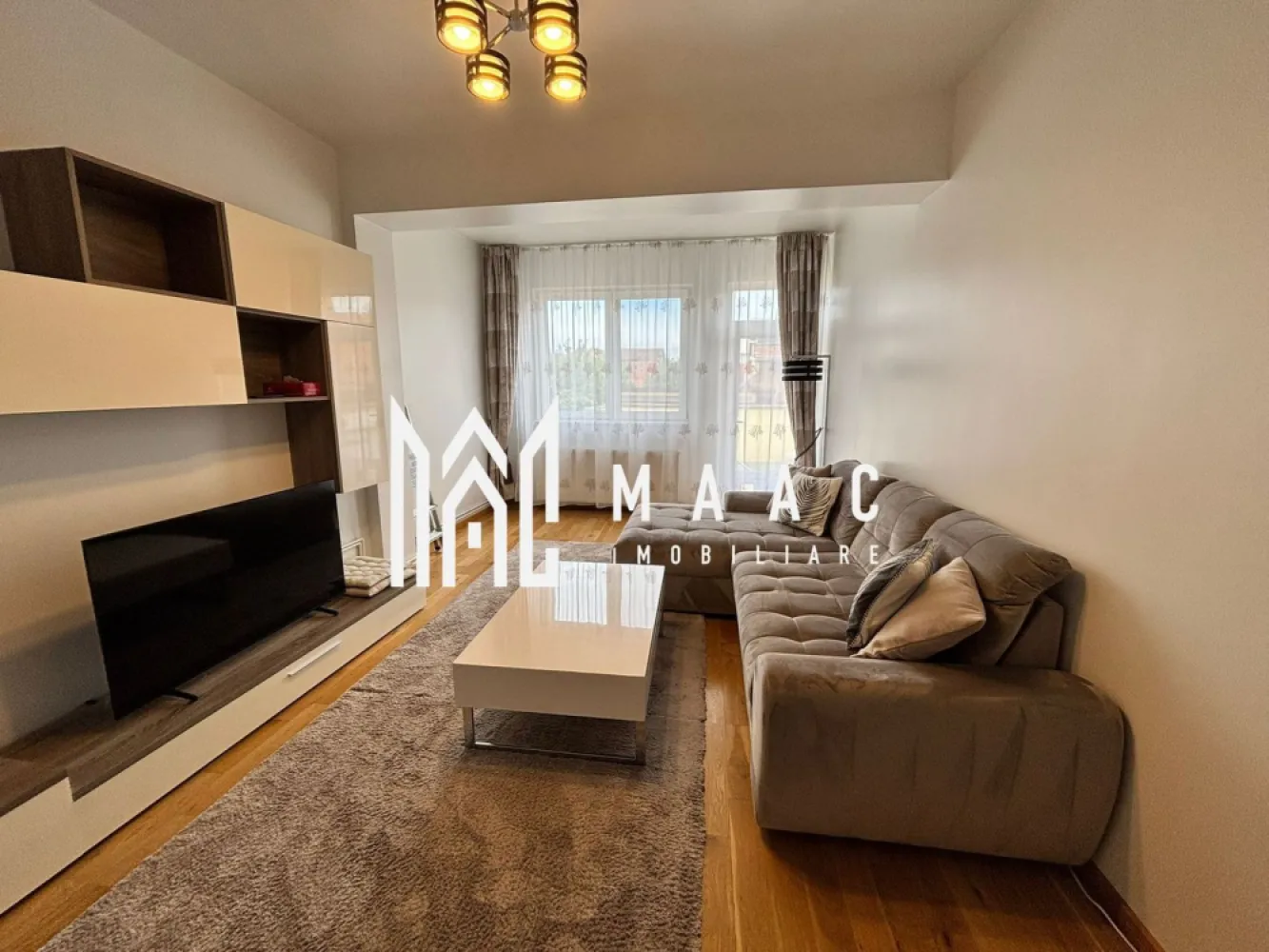 Apartament 4 camere | Curte 400 MP | 180 MPU | Terezian - MAAC Imobiliare vă prezintă spre închiriere un apartament cu 4 camere decomandat, situat în zona Terezian.

Prețul de 900 Euro/lună include toate utilitățile (gaz, curent, apă), astfel încât chiriașul nu mai are alte costuri suplimentare.

Caracteristici:
Apartament decomandat cu 4 camere
Suprafață utilă: 180 mp
Compartimentat pe 2 niveluri (parter + demisol)
Acces dublu, putând fi folosit de două familii sau de mai mulți studenți
Curte proprie generoasă de 400 mp
Apartamentul a fost renovat complet

Compartimentare:
Parter: hol de intrare, dormitor, living, bucătărie separată, baie cu geam pentru aerisire
Demisol: 2 dormitoare, bucătărie, 2 băi

Dotări și beneficii:
Centrală termică proprie cu calorifere
Spațiu generos și compartimentare practică
Curte privată
Potrivit pentru două familii sau pentru grupuri de studenți

Localizare și facilități în zonă:
Mijloace de transport în comun
Acces rapid la magazine, supermarketuri și farmacii

Condiții de închiriere:
Se percepe o lună de garanție și o lună de chirie.
In aceasta suma 

Pentru mai multe detalii precizati telefonic ca ati vazut anuntul cu ID: CP2927157