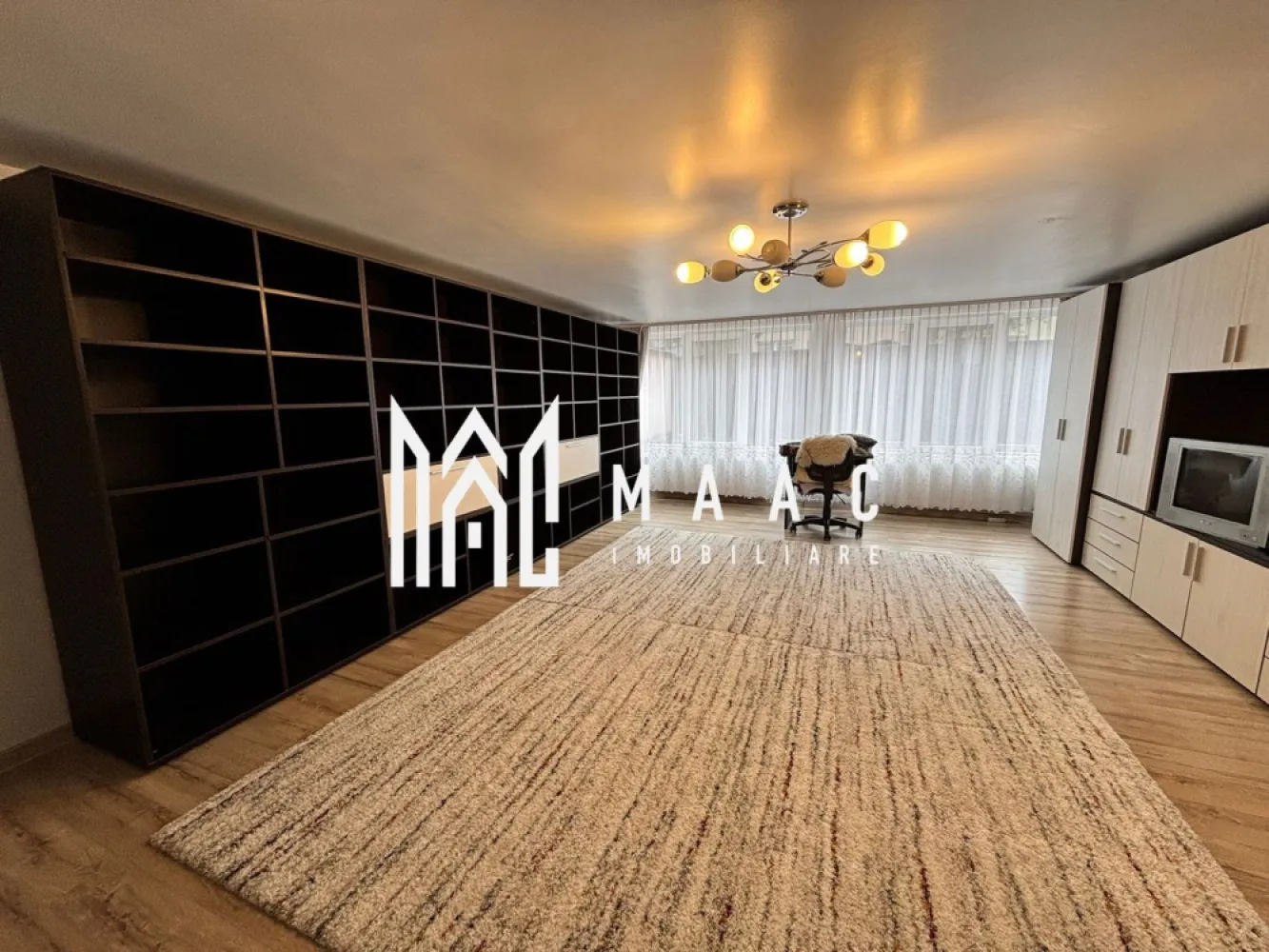 Apartament 4 camere | Curte 400 MP | 180 MPU | Terezian - MAAC Imobiliare vă prezintă spre închiriere un apartament cu 4 camere decomandat, situat în zona Terezian.

Prețul de 900 Euro/lună include toate utilitățile (gaz, curent, apă), astfel încât chiriașul nu mai are alte costuri suplimentare.

Caracteristici:
Apartament decomandat cu 4 camere
Suprafață utilă: 180 mp
Compartimentat pe 2 niveluri (parter + demisol)
Acces dublu, putând fi folosit de două familii sau de mai mulți studenți
Curte proprie generoasă de 400 mp
Apartamentul a fost renovat complet

Compartimentare:
Parter: hol de intrare, dormitor, living, bucătărie separată, baie cu geam pentru aerisire
Demisol: 2 dormitoare, bucătărie, 2 băi

Dotări și beneficii:
Centrală termică proprie cu calorifere
Spațiu generos și compartimentare practică
Curte privată
Potrivit pentru două familii sau pentru grupuri de studenți

Localizare și facilități în zonă:
Mijloace de transport în comun
Acces rapid la magazine, supermarketuri și farmacii

Condiții de închiriere:
Se percepe o lună de garanție și o lună de chirie.
In aceasta suma 

Pentru mai multe detalii precizati telefonic ca ati vazut anuntul cu ID: CP2927157