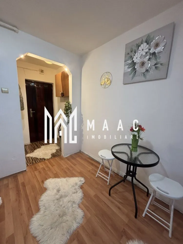 Apartament 1 Camera I Renovat I Etaj 4/5 I Vasile Aaron - Se oferă spre vânzare o garsonieră practică și bine organizată, situată la etajul 4, cu o suprafață utilă de 15 mp, ideală pentru locuit sau investiție.

Locuința se remarcă printr-un design simplu și funcțional, amenajată în stil scandinav, care oferă un ambient plăcut și luminos. 

Baia este modernă, finisată cu materiale ceramice de calitate și mobilier solid din lemn, asigurând confort și durabilitate.

Caracteristici principale:
suprafață utilă: 15 mp
situată la etajul 4
complet mobilată și utilată
baie modernă
amenajare practică și eficientă

Avantaje locație:
Imobilul este amplasat într-o zonă urbană cu acces facil către multiple puncte de interes:
magazine și supermarketuri
stații de autobuz
școli și grădinițe
parcuri și zone verzi
centre culturale, cinematografe și muzee

Datorită poziției și compartimentării eficiente, proprietatea reprezintă o alegere excelentă atât pentru locuință personală, cât și pentru investiție, având potențial bun de închiriere.

Pentru informati si vizionari:ID: CP2928540