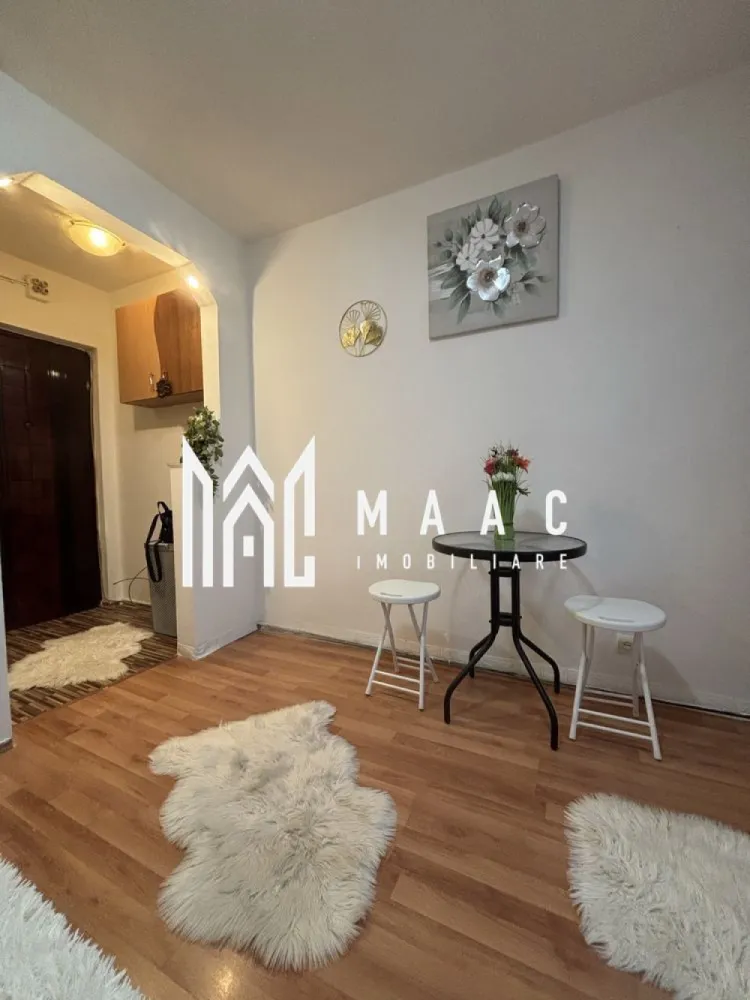 Apartament 1 Camera I Renovat I Etaj 4/5 I Vasile Aaron - Se oferă spre vânzare o garsonieră practică și bine organizată, situată la etajul 4, cu o suprafață utilă de 15 mp, ideală pentru locuit sau investiție.

Locuința se remarcă printr-un design simplu și funcțional, amenajată în stil scandinav, care oferă un ambient plăcut și luminos. 

Baia este modernă, finisată cu materiale ceramice de calitate și mobilier solid din lemn, asigurând confort și durabilitate.

Caracteristici principale:
suprafață utilă: 15 mp
situată la etajul 4
complet mobilată și utilată
baie modernă
amenajare practică și eficientă

Avantaje locație:
Imobilul este amplasat într-o zonă urbană cu acces facil către multiple puncte de interes:
magazine și supermarketuri
stații de autobuz
școli și grădinițe
parcuri și zone verzi
centre culturale, cinematografe și muzee

Datorită poziției și compartimentării eficiente, proprietatea reprezintă o alegere excelentă atât pentru locuință personală, cât și pentru investiție, având potențial bun de închiriere.

Pentru informati si vizionari:ID: CP2928540