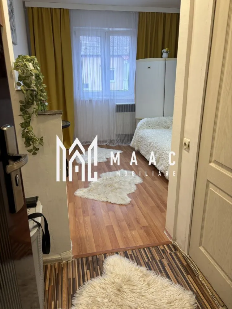 Apartament 1 Camera I Renovat I Etaj 4/5 I Vasile Aaron - Se oferă spre vânzare o garsonieră practică și bine organizată, situată la etajul 4, cu o suprafață utilă de 15 mp, ideală pentru locuit sau investiție.

Locuința se remarcă printr-un design simplu și funcțional, amenajată în stil scandinav, care oferă un ambient plăcut și luminos. 

Baia este modernă, finisată cu materiale ceramice de calitate și mobilier solid din lemn, asigurând confort și durabilitate.

Caracteristici principale:
suprafață utilă: 15 mp
situată la etajul 4
complet mobilată și utilată
baie modernă
amenajare practică și eficientă

Avantaje locație:
Imobilul este amplasat într-o zonă urbană cu acces facil către multiple puncte de interes:
magazine și supermarketuri
stații de autobuz
școli și grădinițe
parcuri și zone verzi
centre culturale, cinematografe și muzee

Datorită poziției și compartimentării eficiente, proprietatea reprezintă o alegere excelentă atât pentru locuință personală, cât și pentru investiție, având potențial bun de închiriere.

Pentru informati si vizionari:ID: CP2928540