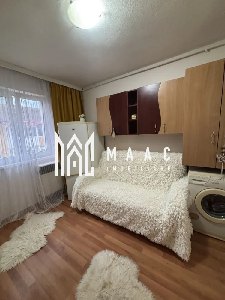 Apartament 1 Camera I Renovat I Etaj 4/5 I Vasile Aaron - Se oferă spre vânzare o garsonieră practică și bine organizată, situată la etajul 4, cu o suprafață utilă de 15 mp, ideală pentru locuit sau investiție.

Locuința se remarcă printr-un design simplu și funcțional, amenajată în stil scandinav, care oferă un ambient plăcut și luminos. 

Baia este modernă, finisată cu materiale ceramice de calitate și mobilier solid din lemn, asigurând confort și durabilitate.

Caracteristici principale:
suprafață utilă: 15 mp
situată la etajul 4
complet mobilată și utilată
baie modernă
amenajare practică și eficientă

Avantaje locație:
Imobilul este amplasat într-o zonă urbană cu acces facil către multiple puncte de interes:
magazine și supermarketuri
stații de autobuz
școli și grădinițe
parcuri și zone verzi
centre culturale, cinematografe și muzee

Datorită poziției și compartimentării eficiente, proprietatea reprezintă o alegere excelentă atât pentru locuință personală, cât și pentru investiție, având potențial bun de închiriere.

Pentru informati si vizionari:ID: CP2928540