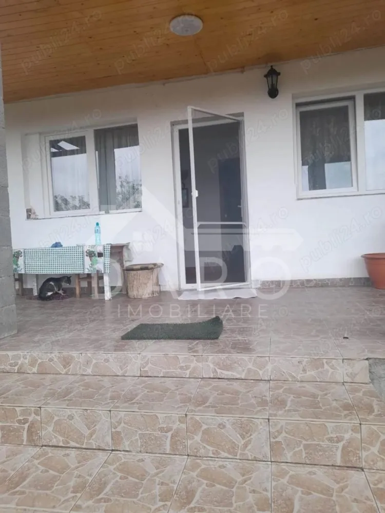 vând casă în Sângeorgiu de Mureș - 🏡 Casă de vânzare – Sângeorgiu de Mureș | Teren 1.200 mp | 230.000 €
Se oferă spre vânzare casă spațioasă, situată în Sângeorgiu de Mureș, ideală pentru o familie numeroasă sau pentru cei care își doresc spațiu, confort și liniște.
💰 Preț: 230.000 €
🌳 Suprafață teren: 1.200 mp
✔ zonă liniștită și aerisită
✔ proprietate cu potențial ridicat pentru locuire sau investiție
Compartimentare:
✔ 6 camere
✔ living / salon spațios
✔ 2 bucătării
✔ 2 băi
✔ cămară
✔ hol
✔ terase
Dotări și utilități:
✔ centrală termică proprie
✔ geamuri termopan
✔ gaz, apă, curent electric
✔ finisaje cu gresie și faianță
✔ locuință funcțională, pregătită pentru mutare
Avantaje:
📍 teren generos – ideal pentru grădină, relaxare sau extindere
📍 potrivită pentru două familii sau activitate tip pensiune / sediu
📍 zonă liniștită, cu vecinătăți bune
💎 O oportunitate rară pentru cei care caută o proprietate cu teren mare și multiple posibilități.
🤝 Proprietate promovată prin DARO Imobiliare
💳 Pentru achiziție, prin Kiwi Finance beneficiezi de:
✔ analiză GRATUITĂ a eligibilității
✔ acces la oferte de la peste 12 bănci
✔ negocierea dobânzii în favoarea ta
✔ suport complet până la semnarea contractului
📞 Detalii și vizionări:
Coman Maria – DARO Imobiliare & Kiwi Finance
📱 0749 535 729
🔑 DARO Imobiliare – găsim proprietatea potrivită.
💳 Kiwi Finance – obținem creditul pentru a o cumpăra.