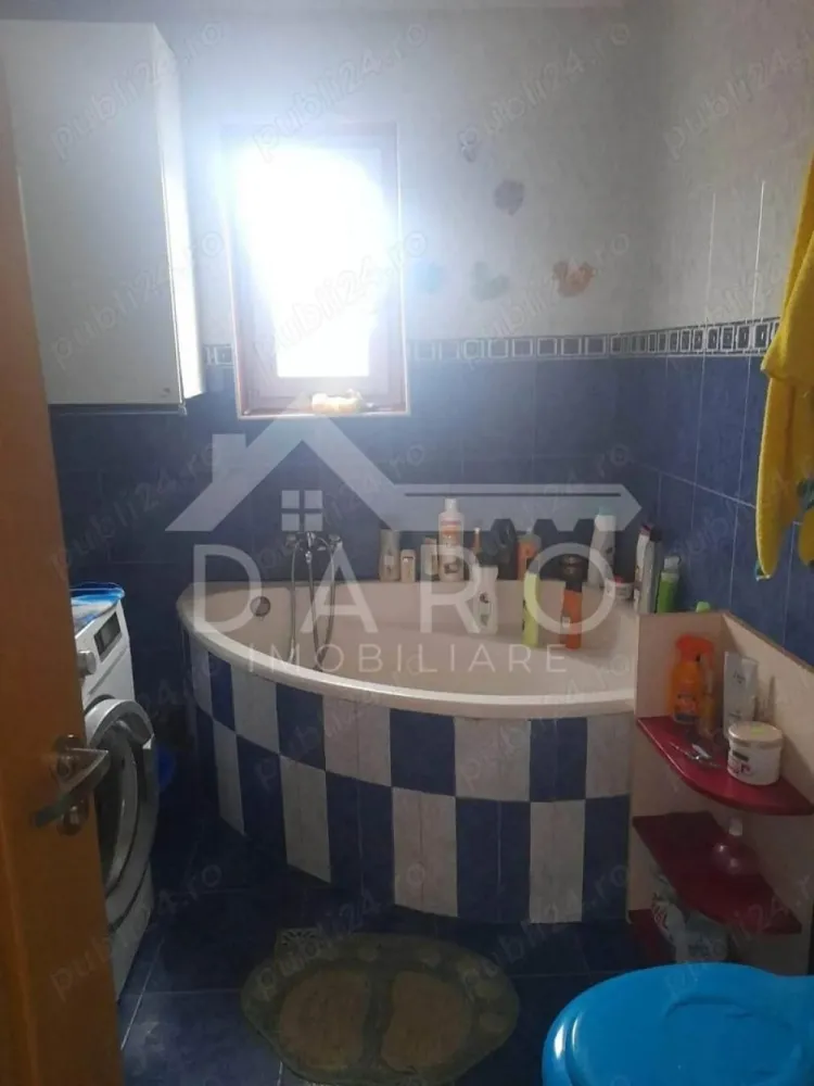 vând casă în Sângeorgiu de Mureș - 🏡 Casă de vânzare – Sângeorgiu de Mureș | Teren 1.200 mp | 230.000 €
Se oferă spre vânzare casă spațioasă, situată în Sângeorgiu de Mureș, ideală pentru o familie numeroasă sau pentru cei care își doresc spațiu, confort și liniște.
💰 Preț: 230.000 €
🌳 Suprafață teren: 1.200 mp
✔ zonă liniștită și aerisită
✔ proprietate cu potențial ridicat pentru locuire sau investiție
Compartimentare:
✔ 6 camere
✔ living / salon spațios
✔ 2 bucătării
✔ 2 băi
✔ cămară
✔ hol
✔ terase
Dotări și utilități:
✔ centrală termică proprie
✔ geamuri termopan
✔ gaz, apă, curent electric
✔ finisaje cu gresie și faianță
✔ locuință funcțională, pregătită pentru mutare
Avantaje:
📍 teren generos – ideal pentru grădină, relaxare sau extindere
📍 potrivită pentru două familii sau activitate tip pensiune / sediu
📍 zonă liniștită, cu vecinătăți bune
💎 O oportunitate rară pentru cei care caută o proprietate cu teren mare și multiple posibilități.
🤝 Proprietate promovată prin DARO Imobiliare
💳 Pentru achiziție, prin Kiwi Finance beneficiezi de:
✔ analiză GRATUITĂ a eligibilității
✔ acces la oferte de la peste 12 bănci
✔ negocierea dobânzii în favoarea ta
✔ suport complet până la semnarea contractului
📞 Detalii și vizionări:
Coman Maria – DARO Imobiliare & Kiwi Finance
📱 0749 535 729
🔑 DARO Imobiliare – găsim proprietatea potrivită.
💳 Kiwi Finance – obținem creditul pentru a o cumpăra.