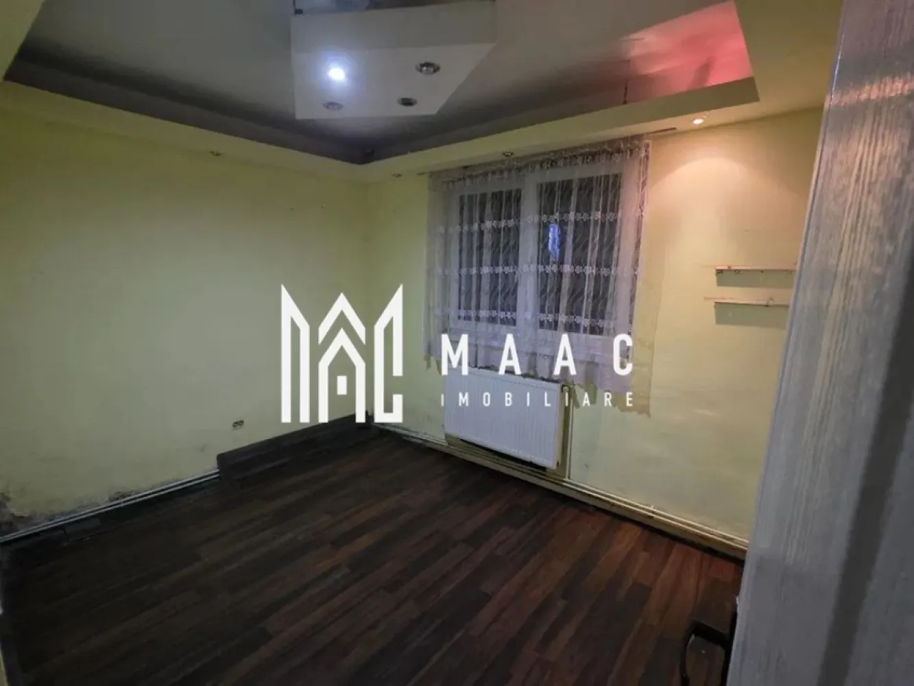 Apartament 2 camere | Parter | Necesita renovare | Cisnadie - MAAC Imobiliare vă prezintă un apartament situat la parter, în localitatea Cisnădie.

Caracteristici:
Apartament situat la parter
Suprafață utilă: 35 mp
Necesită renovare completă
Încălzire prin calorifere
Potrivit pentru locuință sau investiție

Compartimentare:
Hol de acces
Bucătărie separată, poziționată în partea din față
Living
Dormitor
Compartimentare simplă și funcțională, ușor de reconfigurat în urma renovării.

Avantaje
Posibilitatea de amenajare integrală după preferințe

Pentru mai multe detalii precizati telefonic ca ati vazut anuntul cu ID: CP2853327